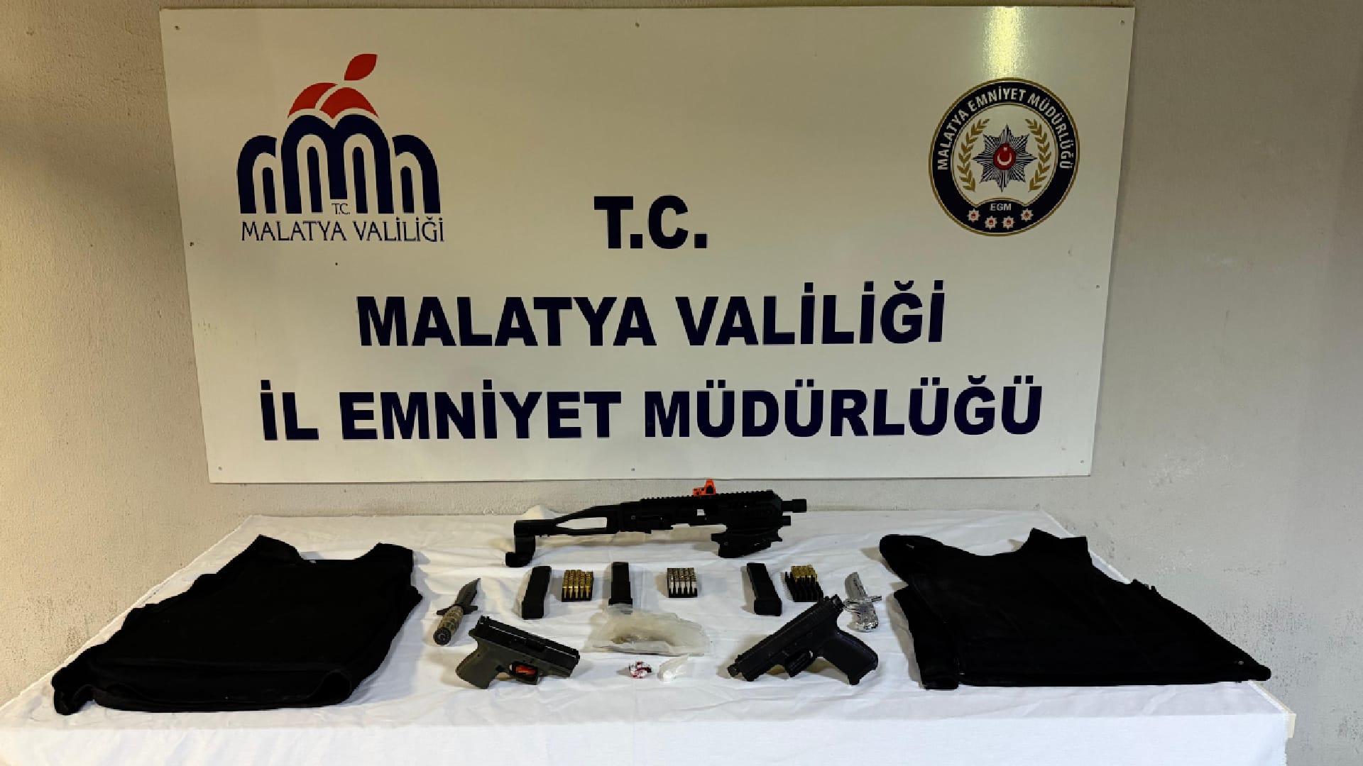 Malatya’da Aranan 4 Şahıs Yakalandı: Silah, Mühimmat ve Uyuşturucu Ele Geçirildi.