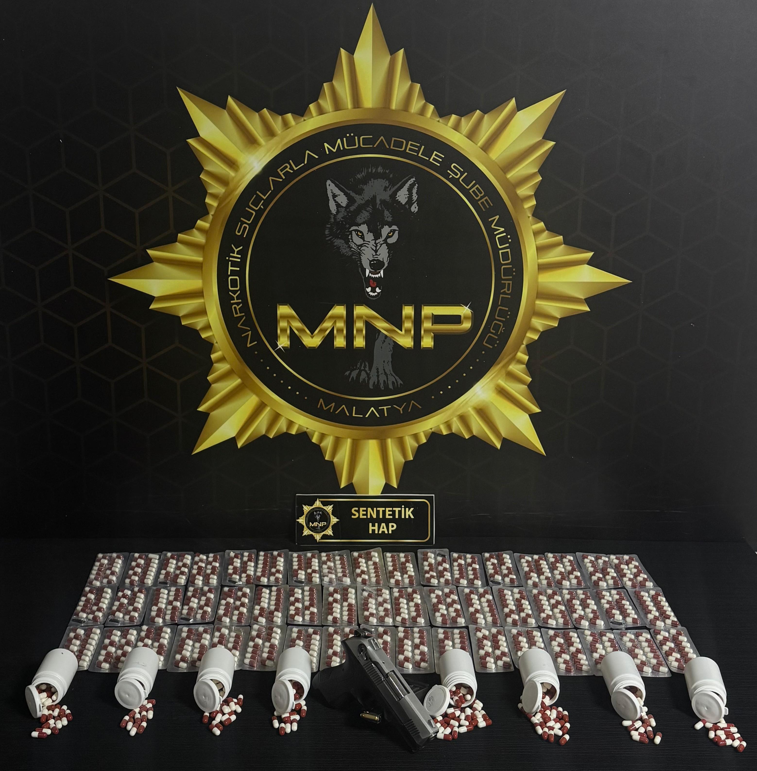 Malatya’da Sokak Satıcılarına Narkotik Operasyonu: Bin 169 Sentetik Hap ve Ruhsatsız Tabanca Ele Geçirildi