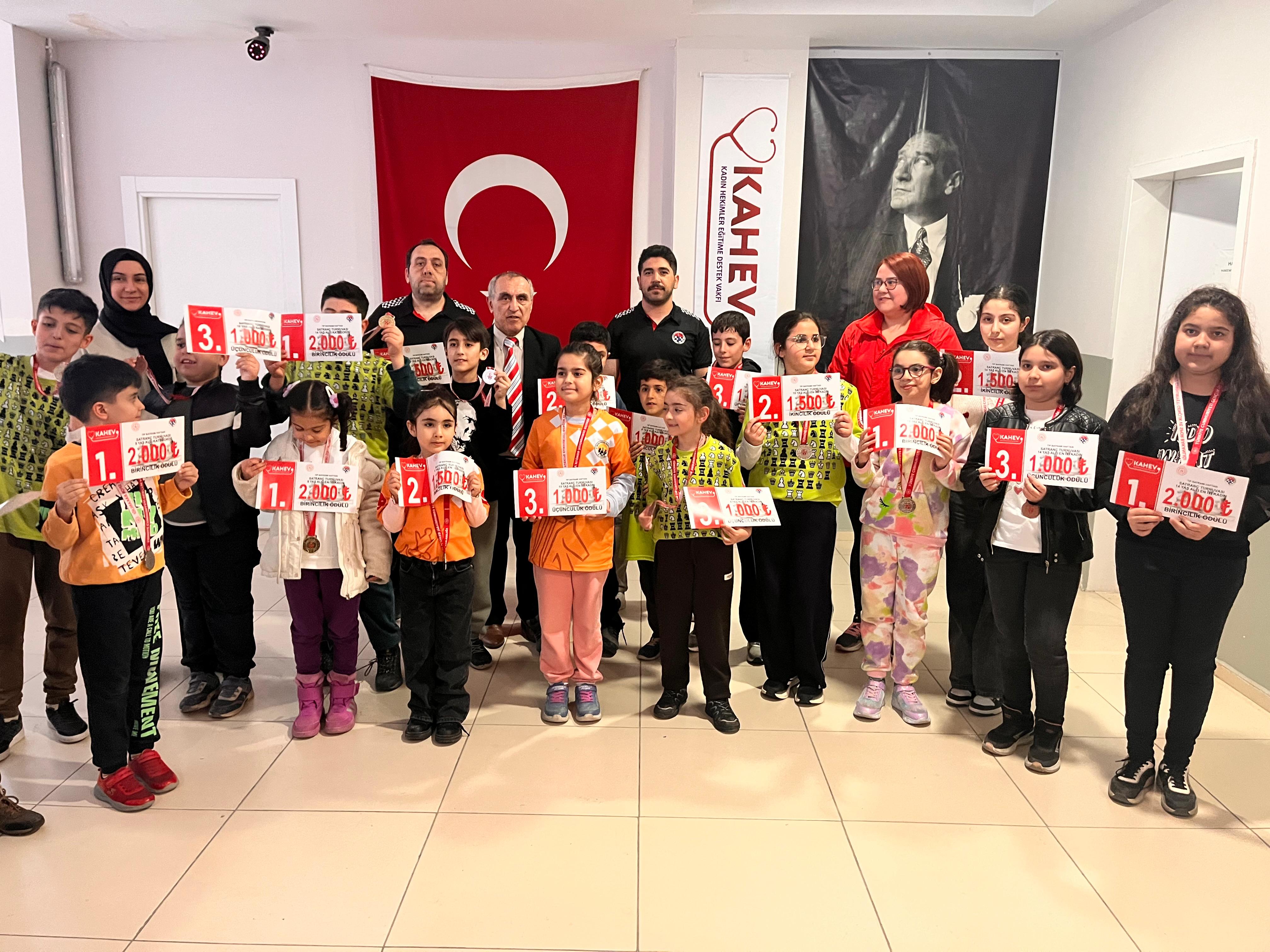 MALATYA’DA TIP BAYRAMI SATRANÇ TURNUVASI TAMAMLANDI