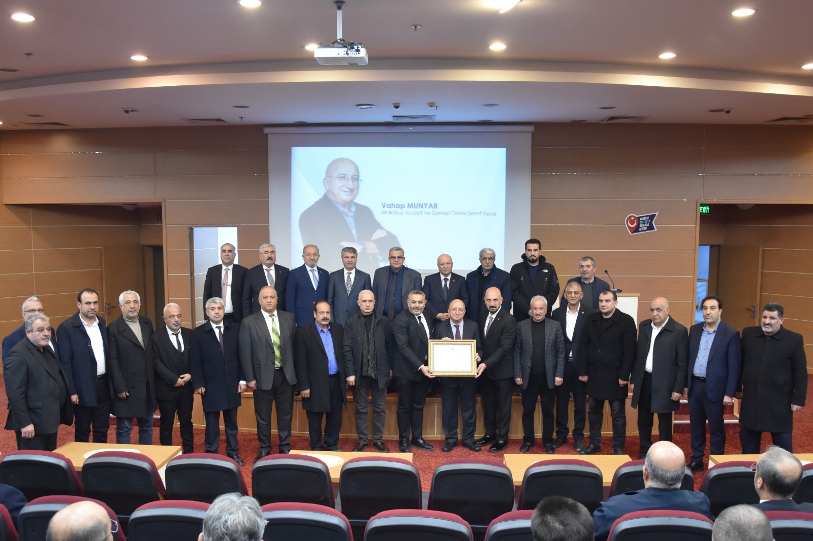 Malatya TSO’dan Vahap Munyar’a Vefa ve Onur Plaketi