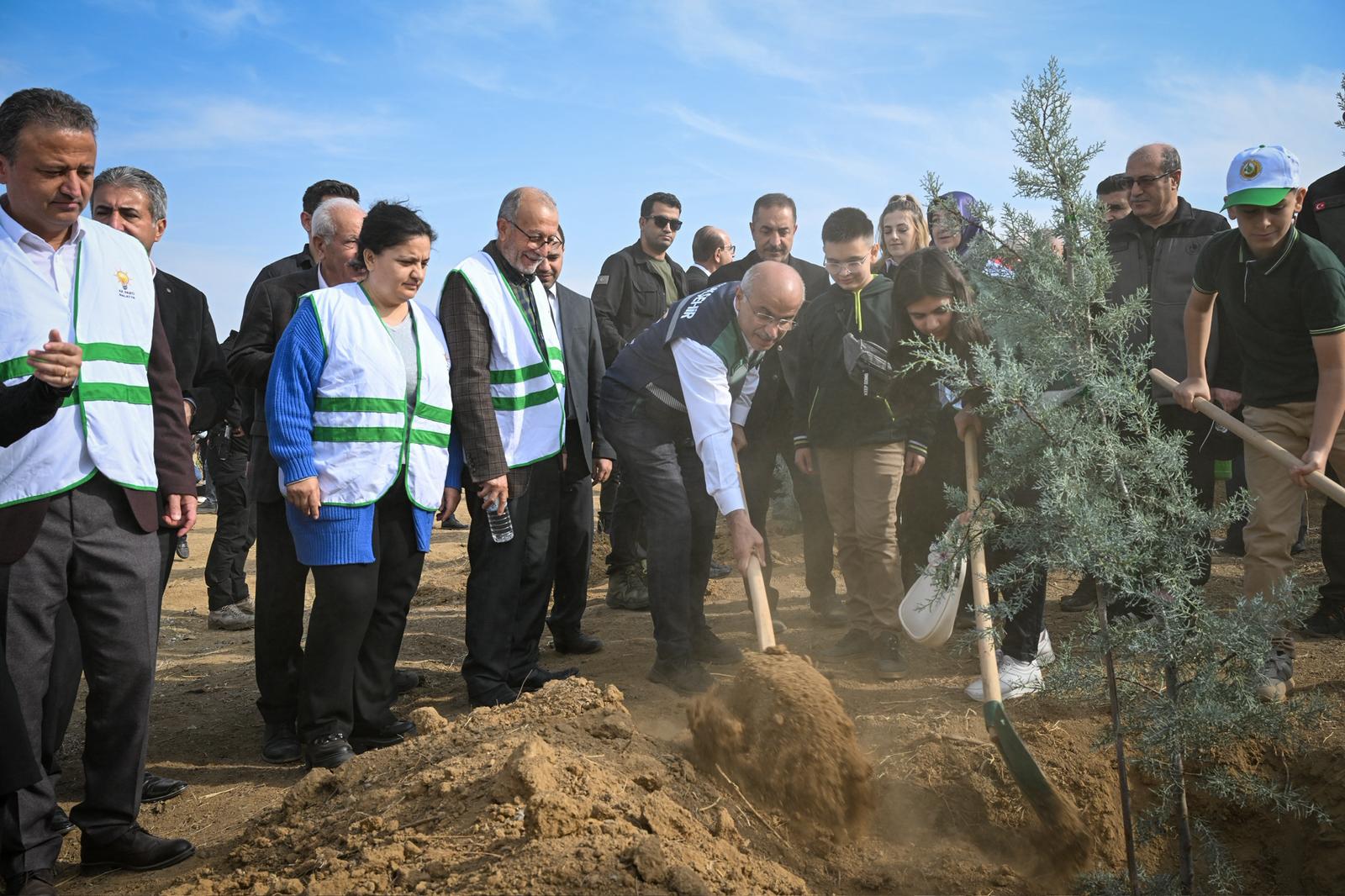 MİLLİ AĞAÇLANDIRMA GÜNÜNDE 2200 FİDAN TOPRAKLA BULUŞTU