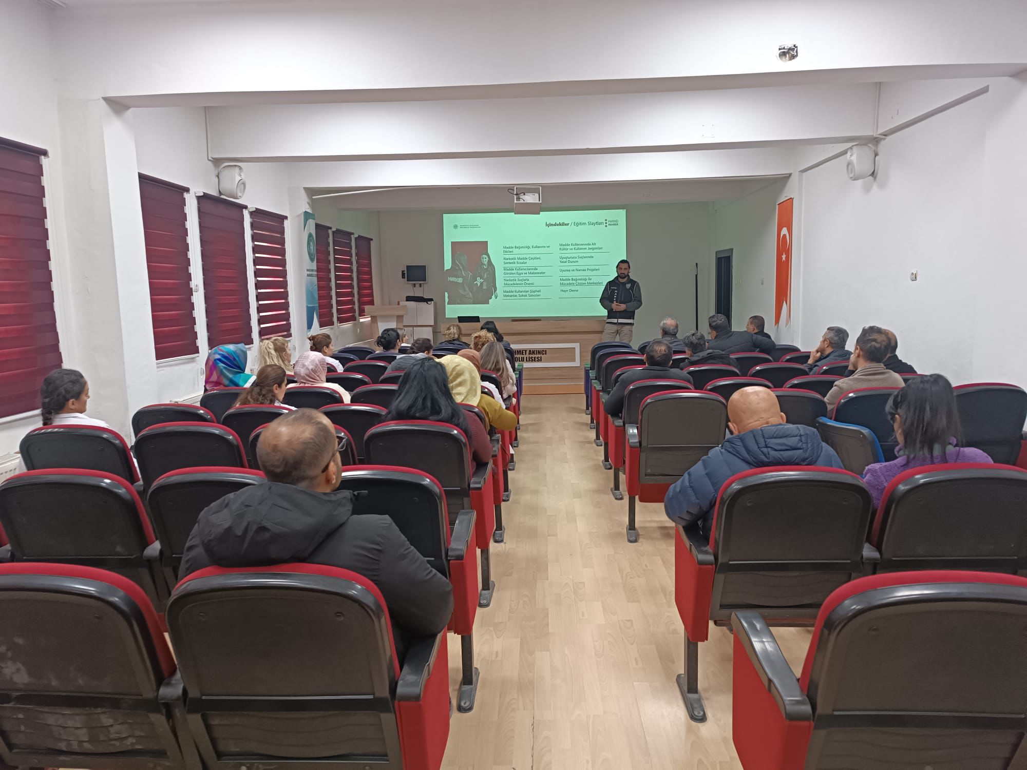 Narkotik Polisi Sahada: Bilgilendirme ve Mücadele Çalışmaları Aralıksız Sürüyor