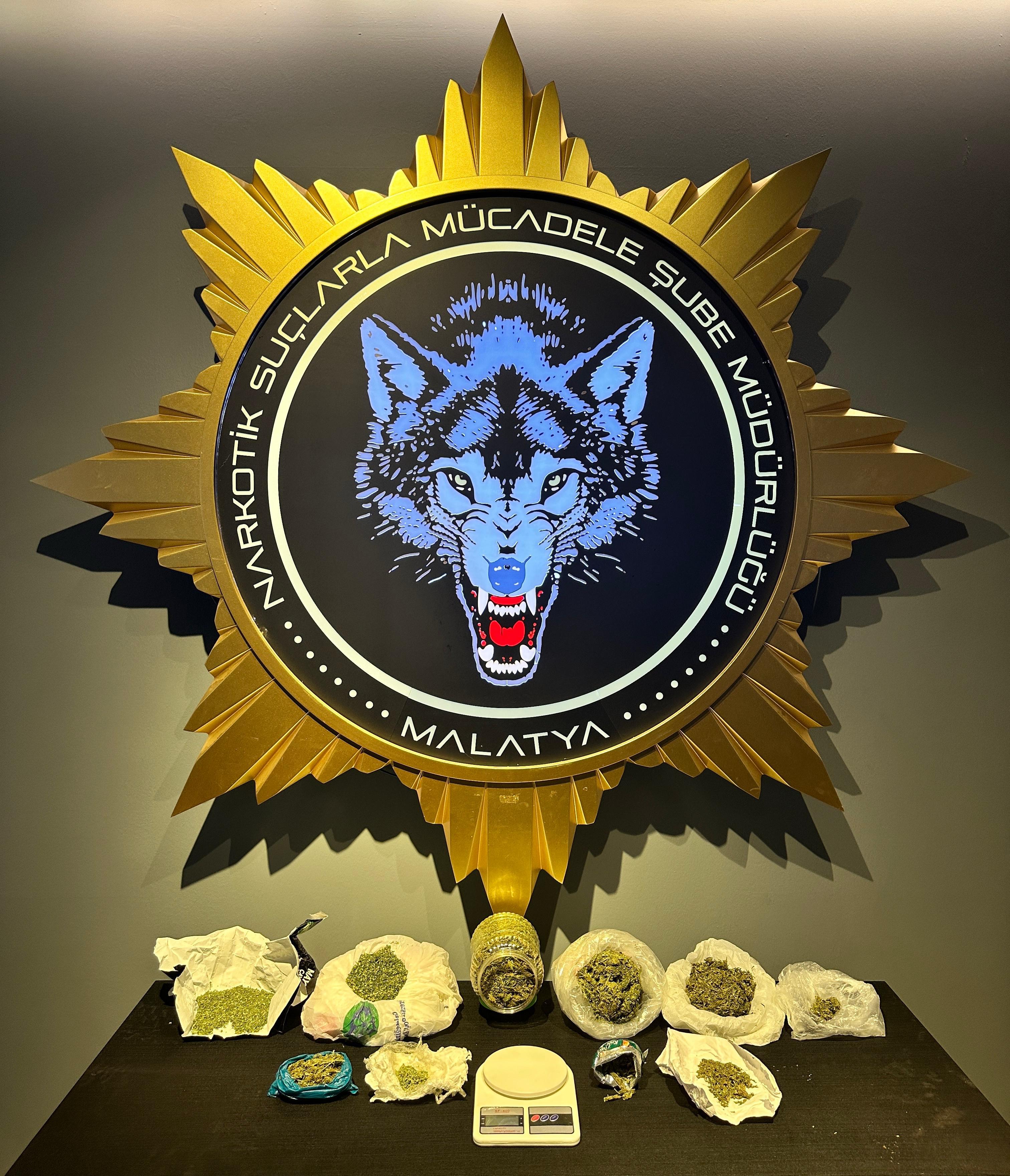 Narkotik’ten Sokak Satıcılarına Darbe: 800 Gram Esrar Ele Geçirildi, 1 Şüpheli Tutuklandı