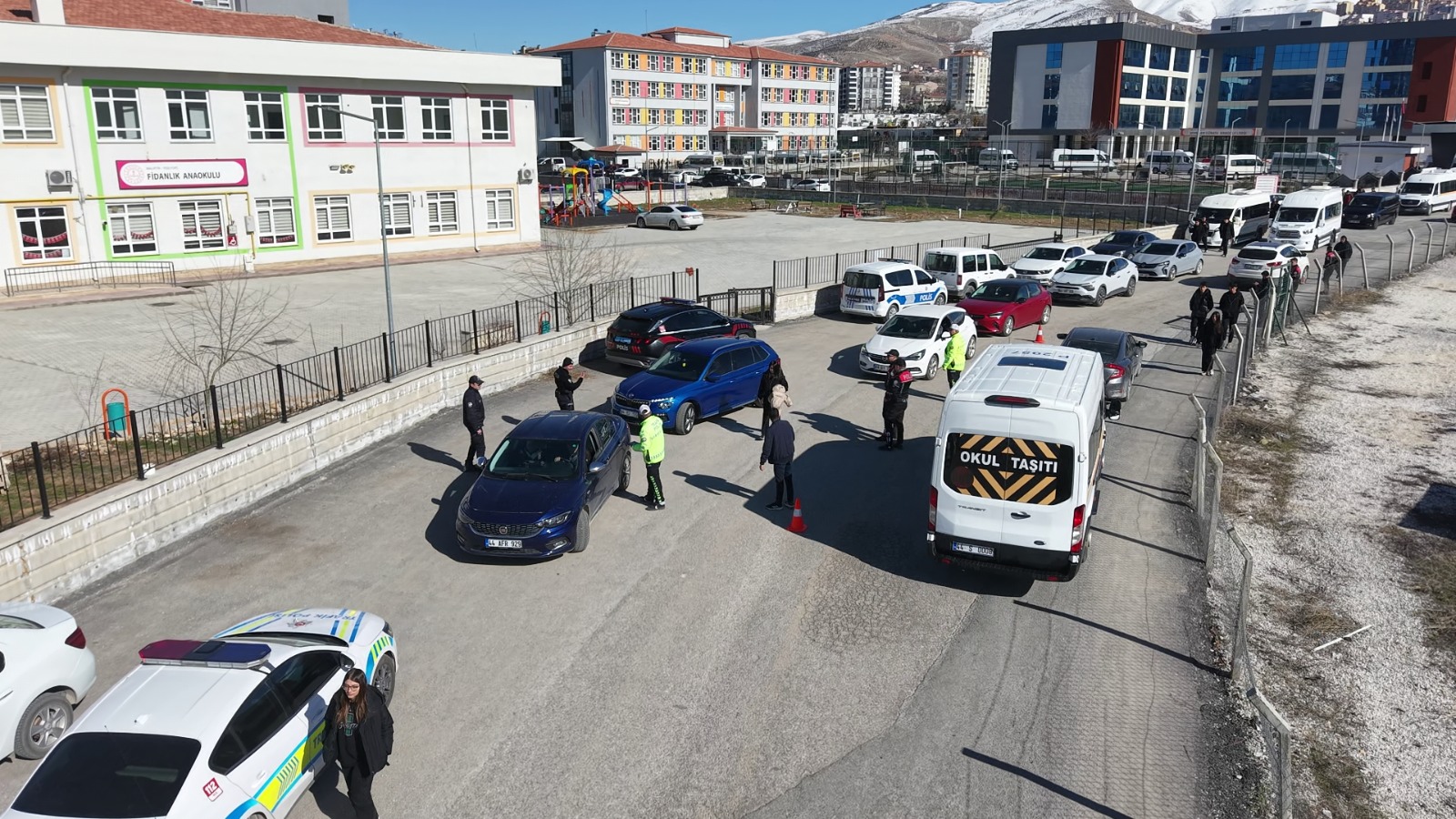 Okul Çevrelerinde Sıkı Denetim: “Güvenli Okul, Güvenli Gelecek” Uygulaması Sürüyor