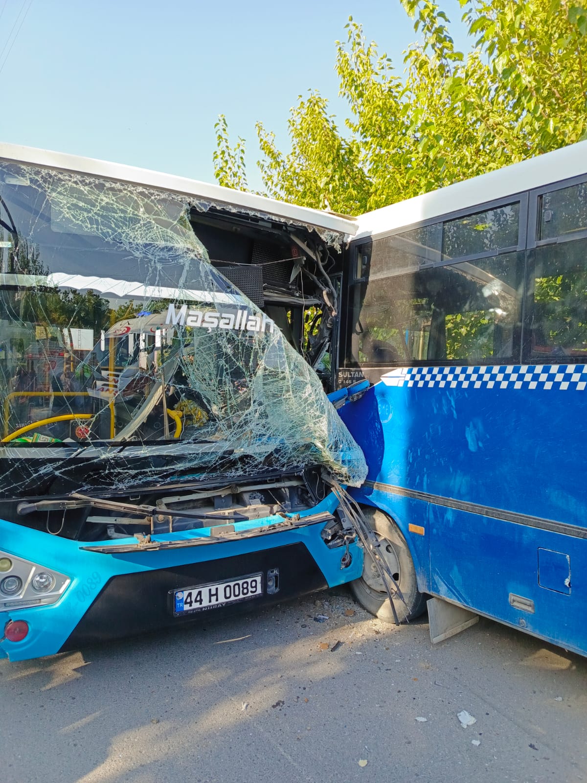 Özel Halk Otobüsü Ve Öğrenci Servis Araçının Çarpması Sonucu 24 Yaralı Var