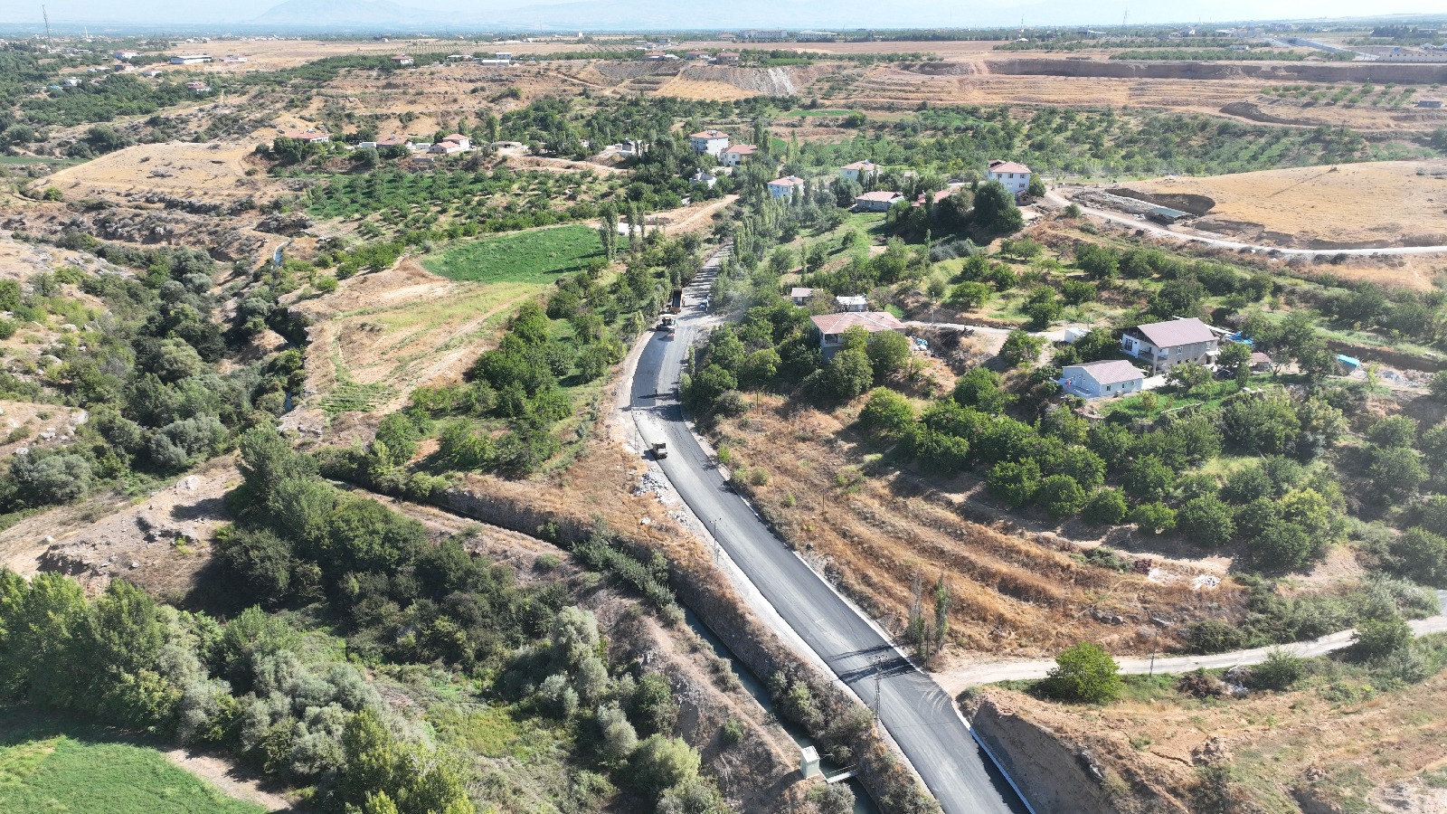 ŞAHNAHAN MAHALLESİ’NDEKİ MEVCUT YOL YENİLENİYOR