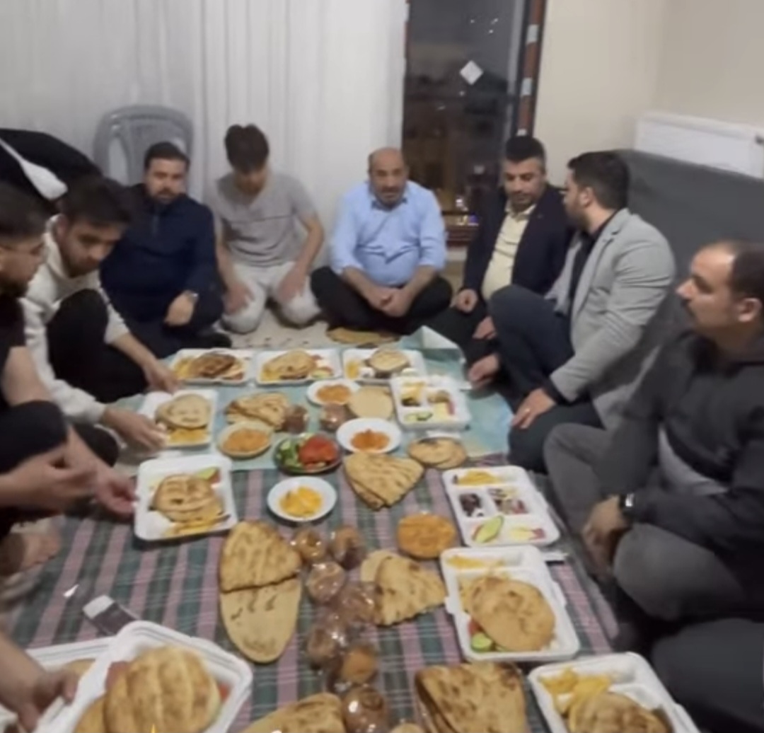 Sahurda Gençlik Enerjisi: Başkan Kahveci Üniversitelilerle Bir Araya Geldi.