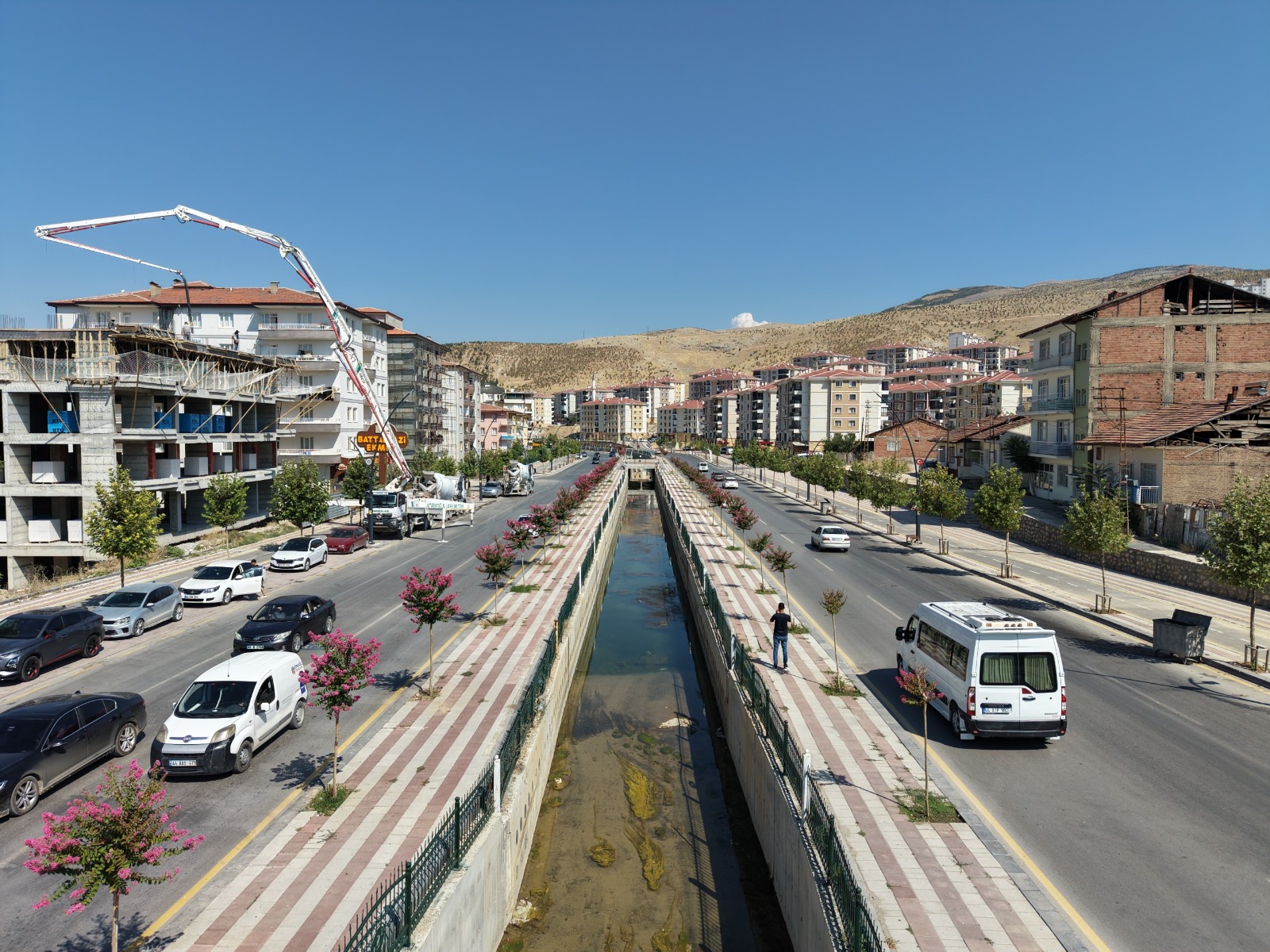 ŞEHRİN ÇEHRESİ YEŞİL ALAN VE PEYZAJ ÇALIŞMALARIYLA DEĞİŞİYOR.