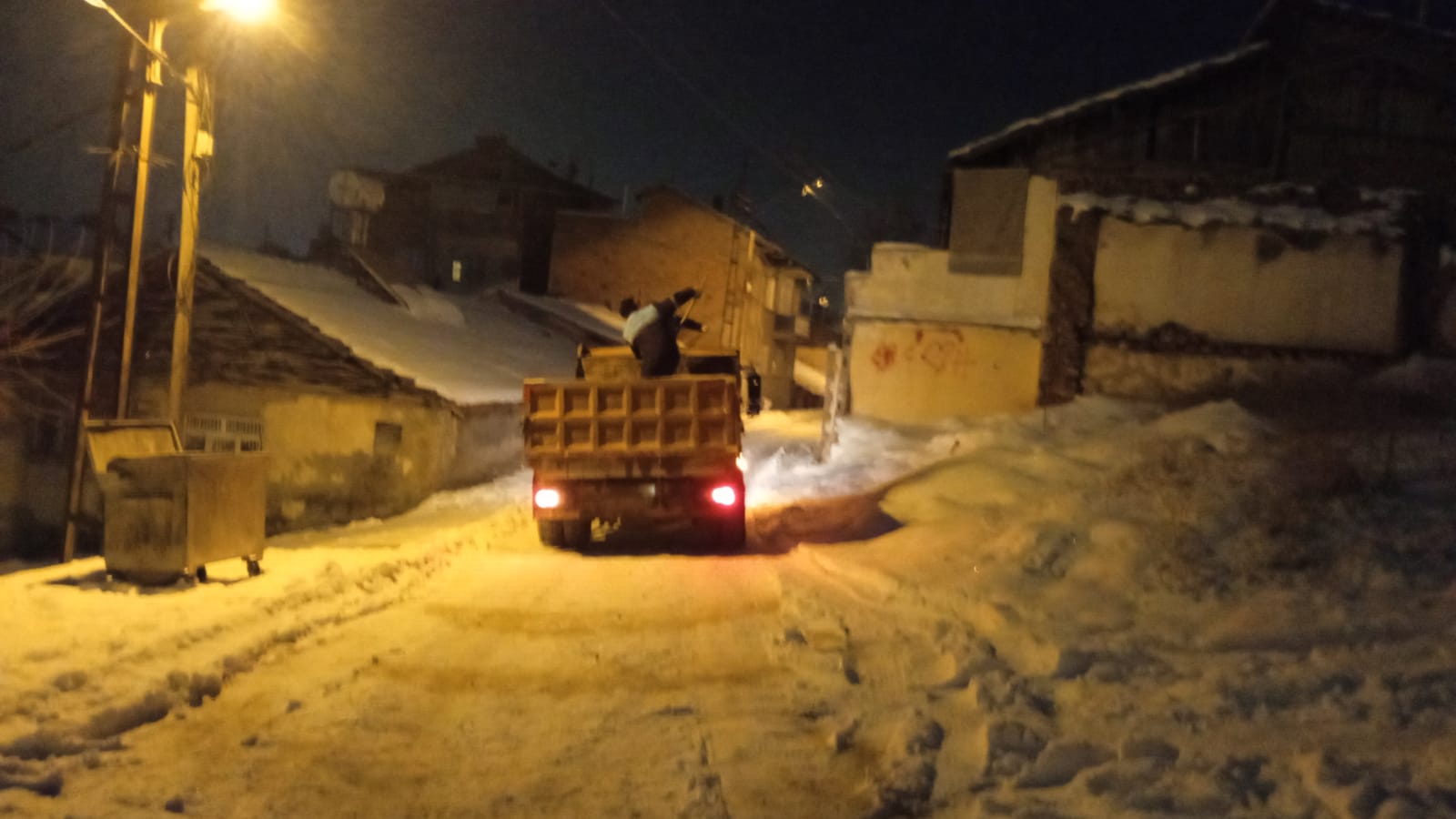 Soğuk Havaya Karşı Battalgazi’de Tuzlama Çalışmaları Aralıksız Sürüyor