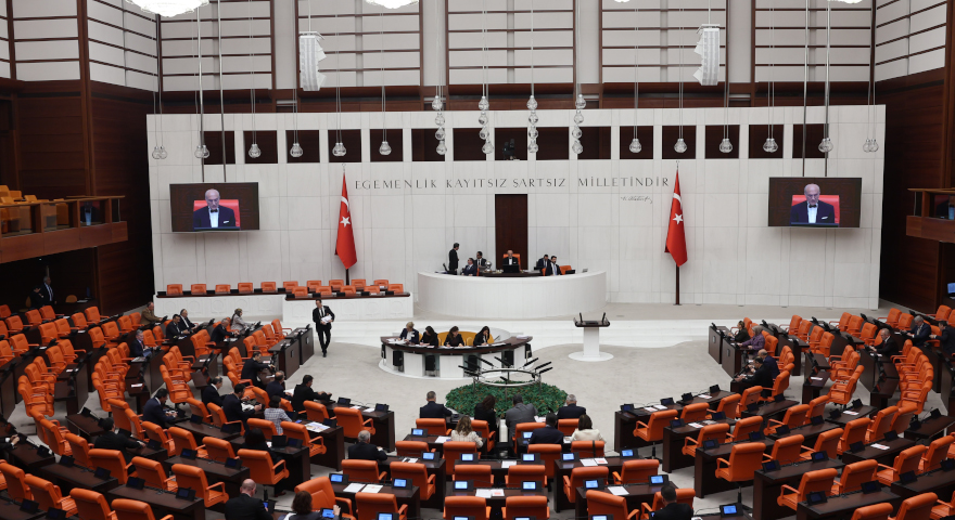 TBMM’den Tarihi Karar: Doğum İzni 24 Haftaya Çıktı, 15 Yaş Altına Sosyal Medya Yasağı.