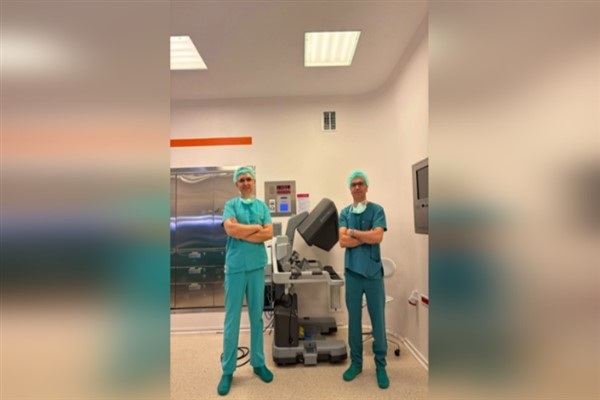 Tek Böbrek Üstü Beziyle Yapılan Ameliyat Literatüre Girdi