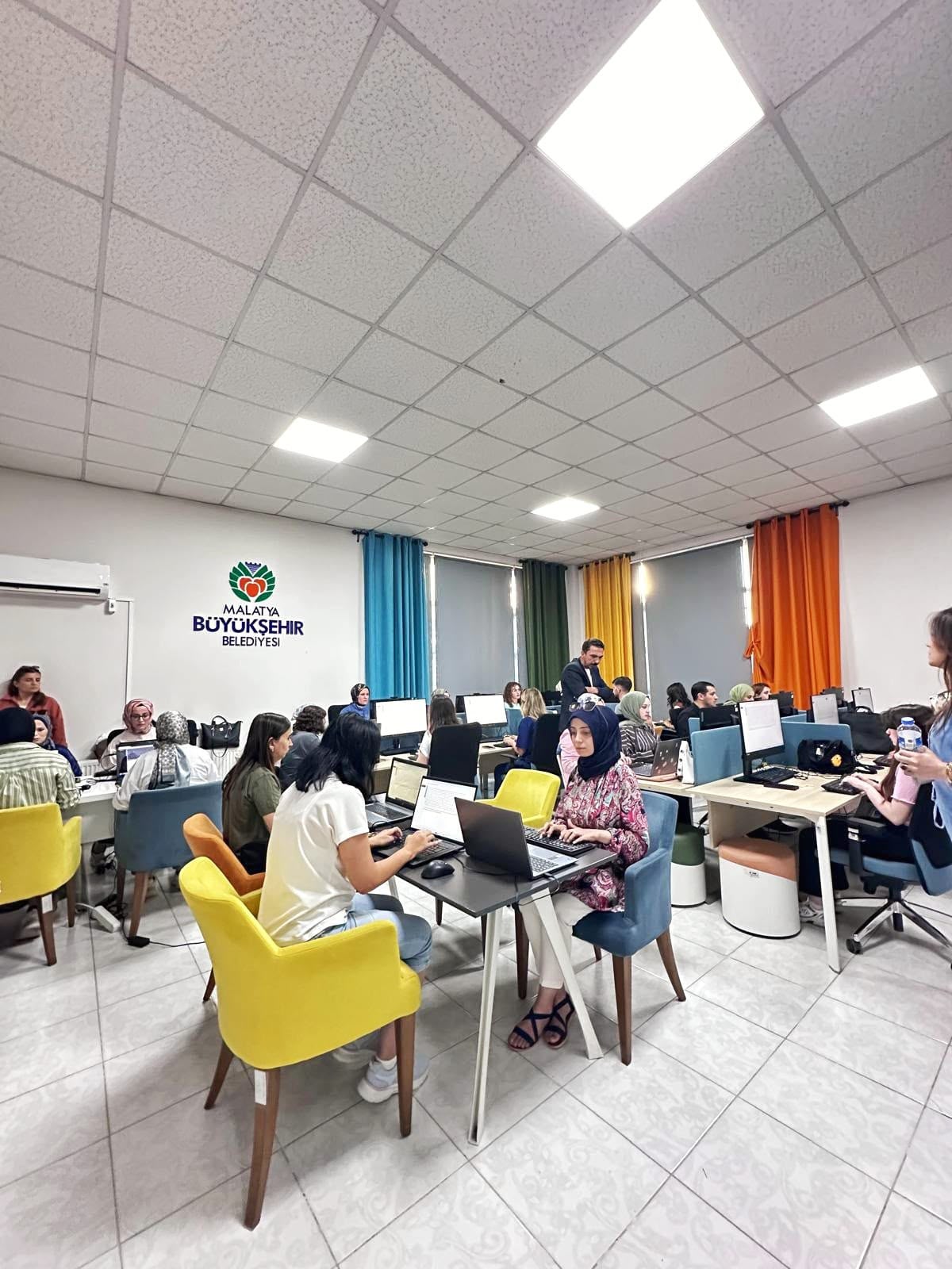 Türk Büro-Sen’den Adalet Bakanlığı Adaylarına Ücretsiz Klavye Kursu Desteği.