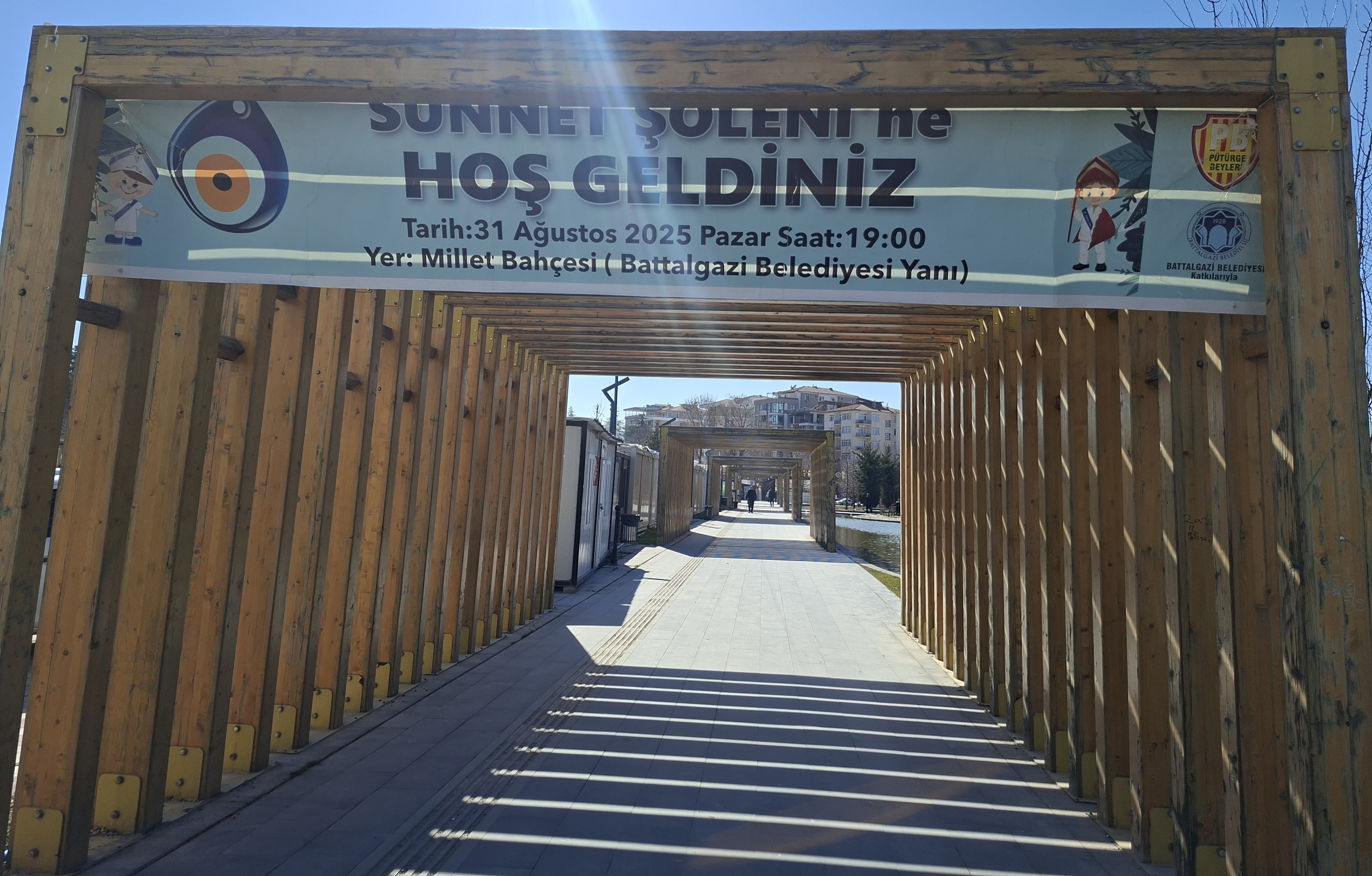 Unutulan Afiş Vatandaşın Dikkatini Çekti.