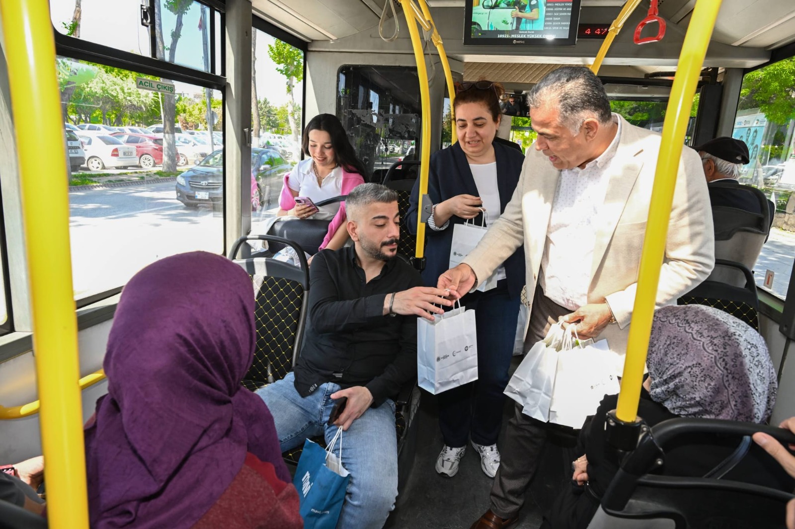 Üretime Destek Sürüyor: Büyükşehir 20 Bin Fideyi Ücretsiz Dağıttı.