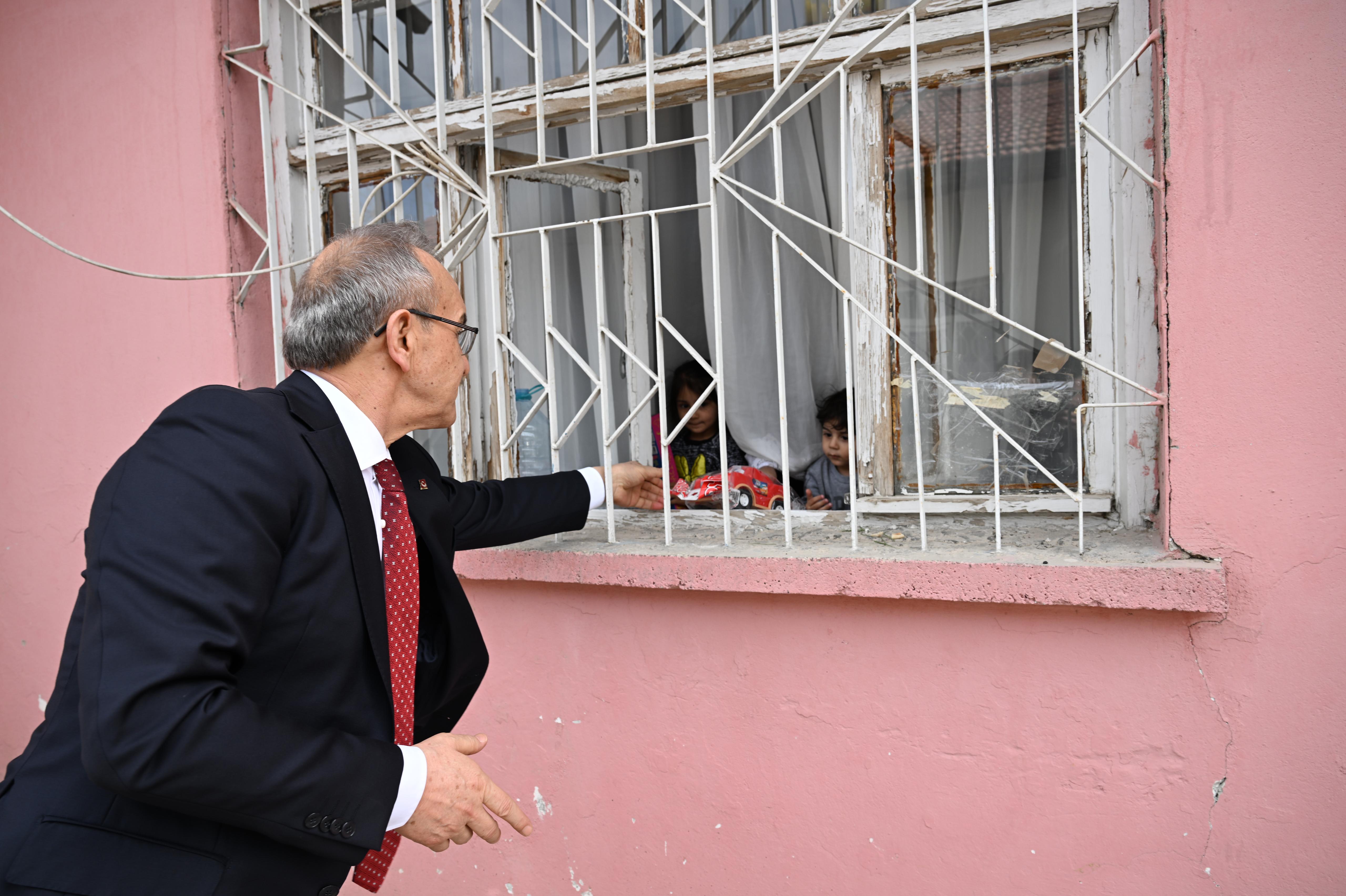 Vali Seddar Yavuz, Engelli, Yaşlı ve Ekonomik Yoksunluk İçinde Bulunan Aileleri Ziyaret Etti