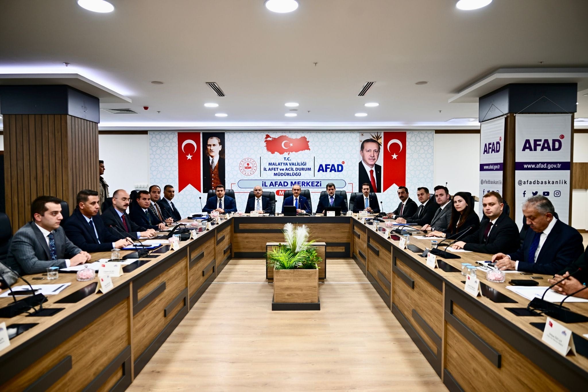 Vali Seddar Yavuz Kırsal Konut Müteahhitleri ile Değerlendirme
