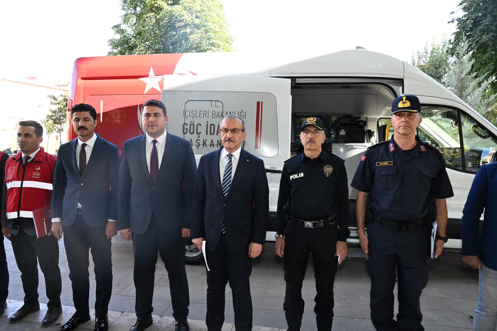 Vali Seddar Yavuz Mobil Göç Noktası ve Geri Gönderme Merkezi’ni Ziyaret Etti