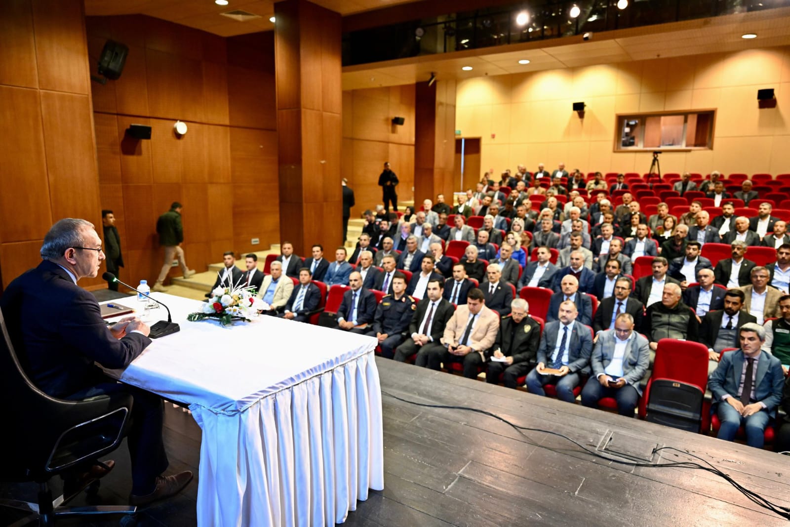 Vali Seddar Yavuz Muhtar Dernekleriyle İstişare Toplantısı Gerçekleştirdi