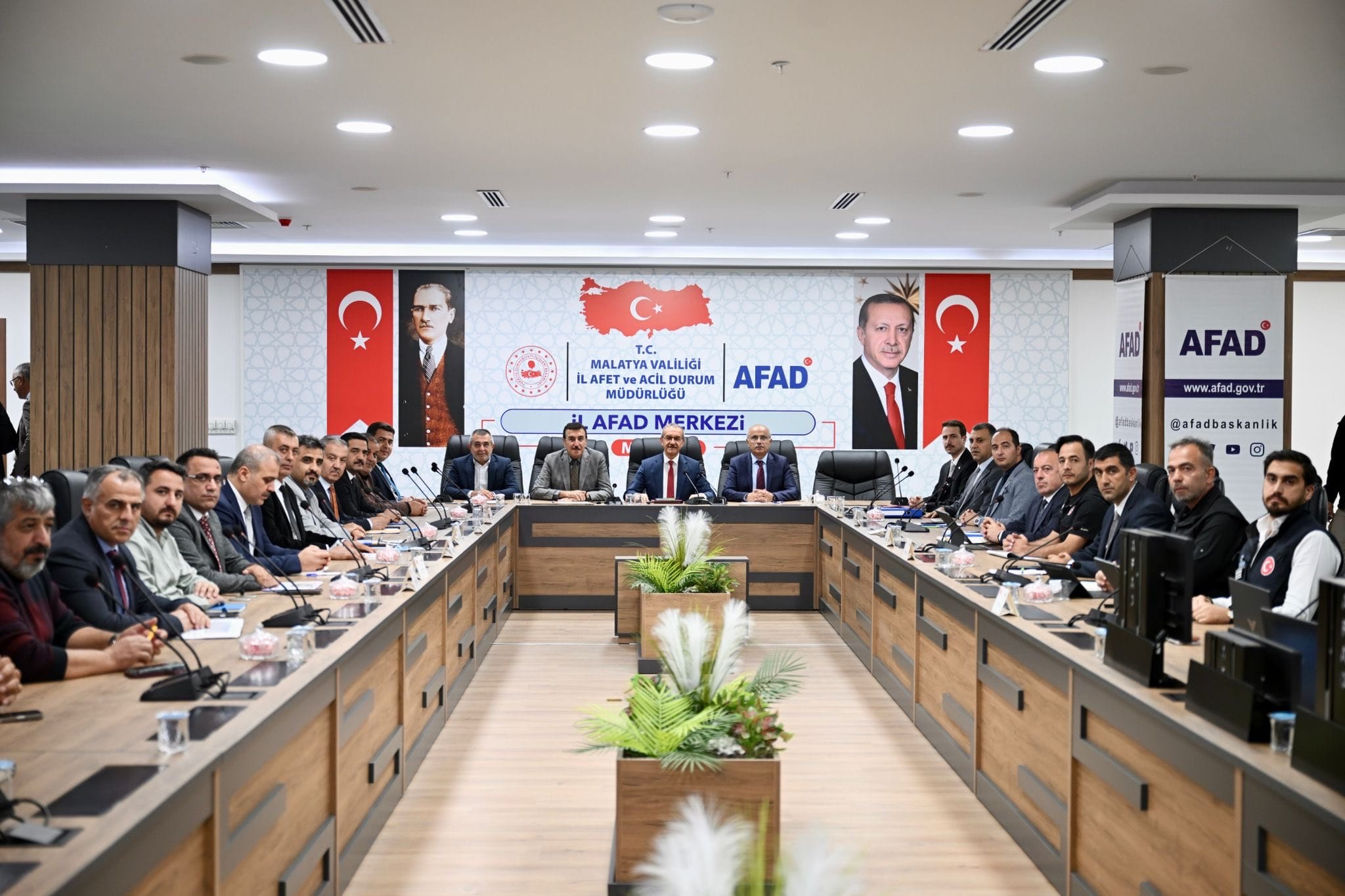 Vali Seddar Yavuz TOKİ ve Emlak Konut Müteahhitleri ile Toplantı Gerçekleştirdi