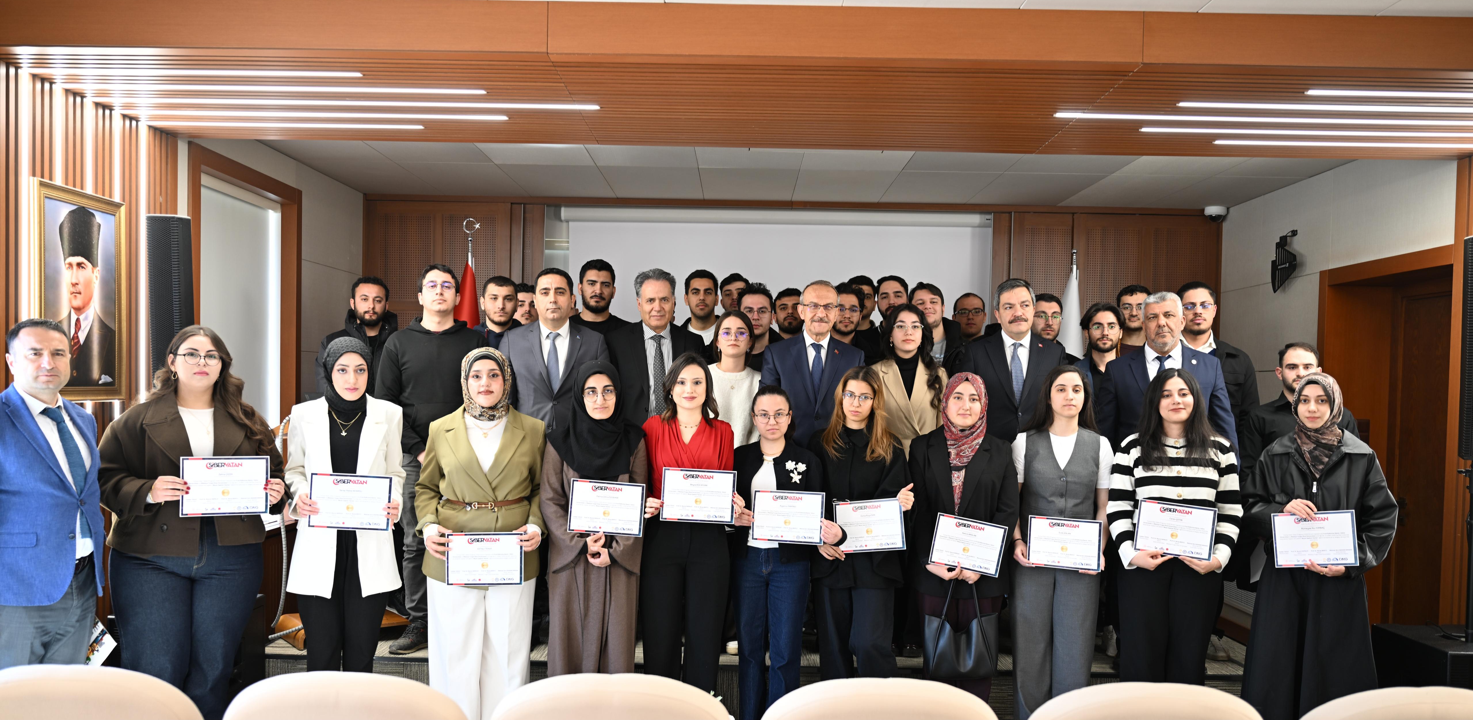 Vali Yavuz, “Türkiye Siber Vatan Programı” Öğrencilerine Sertifika Takdim Etti