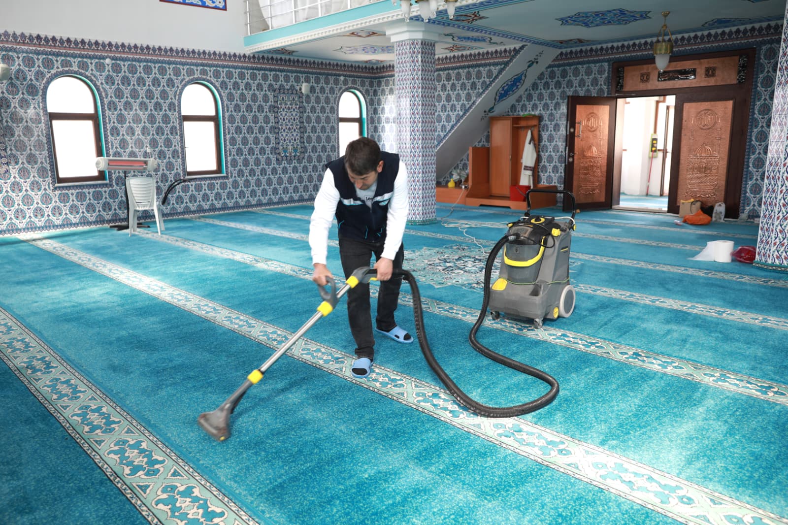 Vatandaşlar İçin Temiz ve Düzenli Bayram Alanları: Cami ve Mezarlıklar Hazırlanıyor