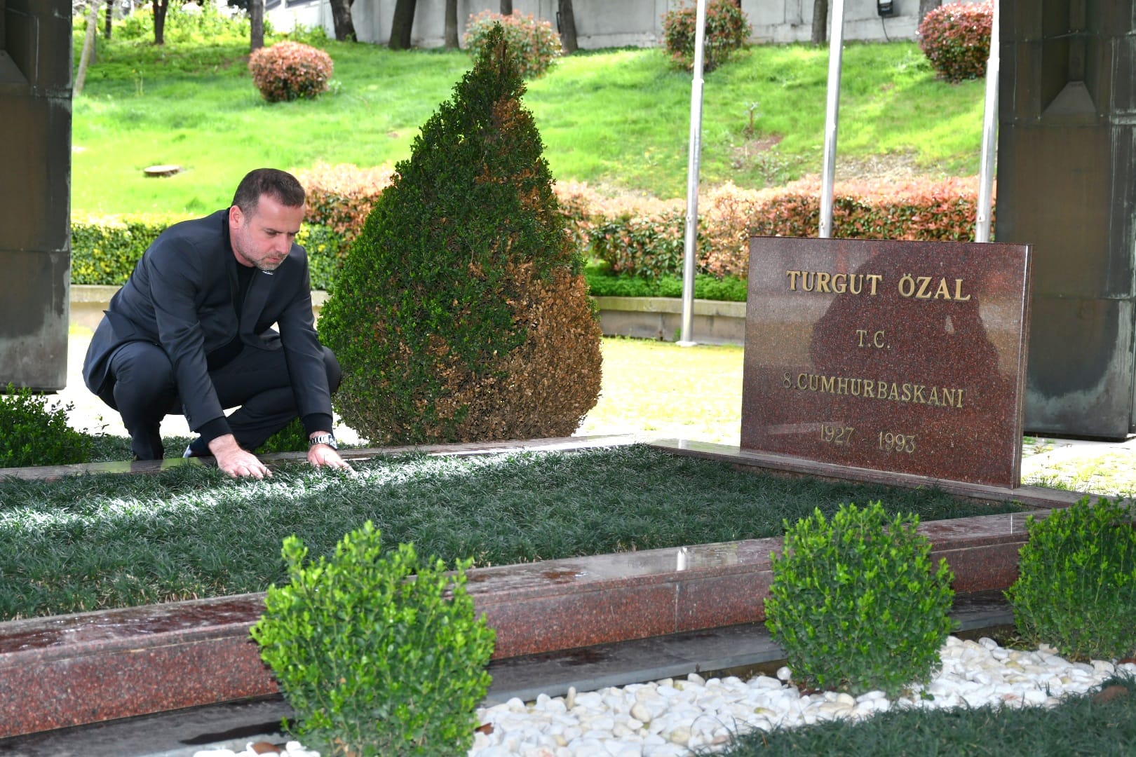 Vefa ve Minnet: Karademir’den Özal’ın Kabrine Ziyaret.