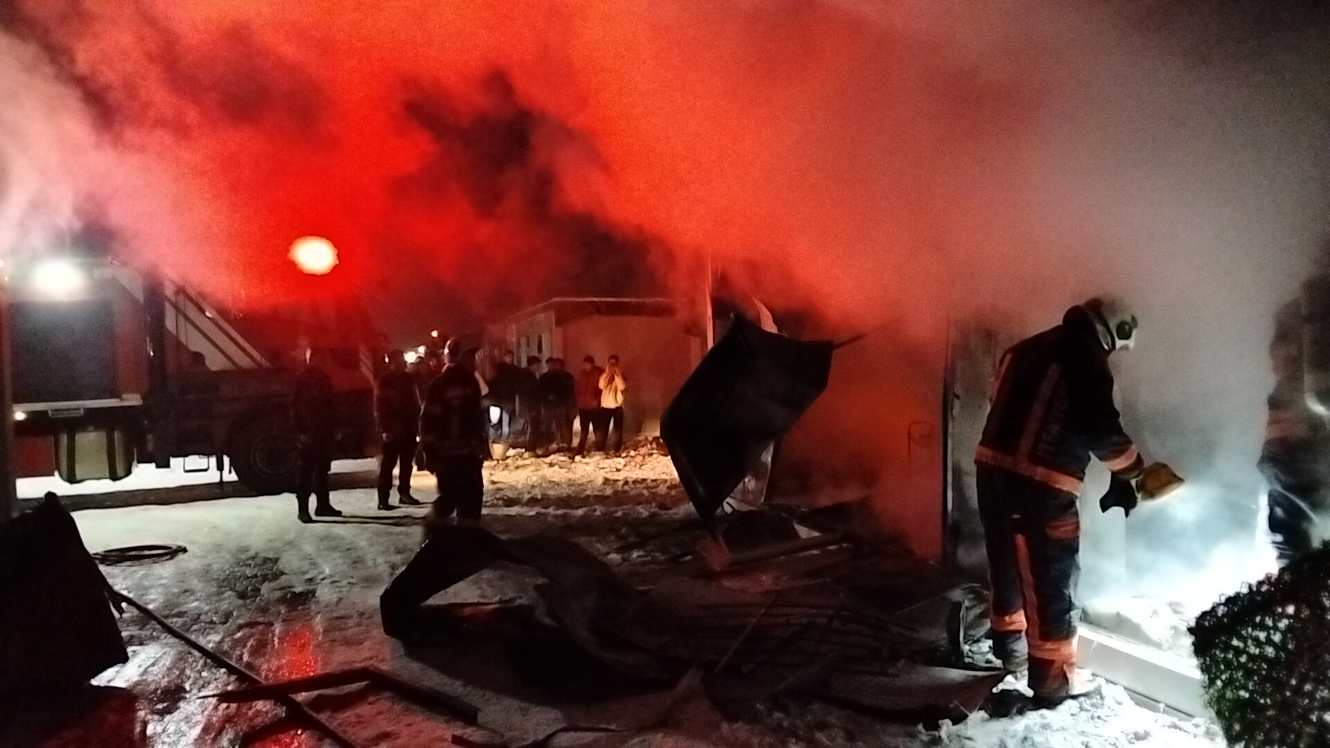 Yaka Mahallesi Dilek Yolu Caddesi’nde Konteyner Yangını Korkuttu