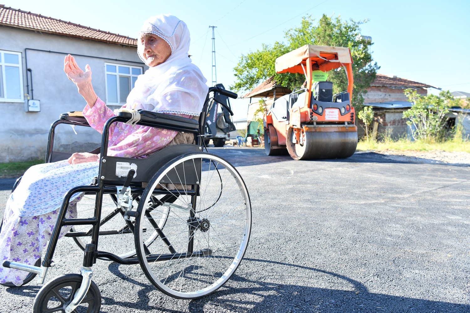 Yeşilyurt Belediyesi, 90 Yaşındaki Gülistan Teyze’nin Yol Talebini  Yerine Getirdi