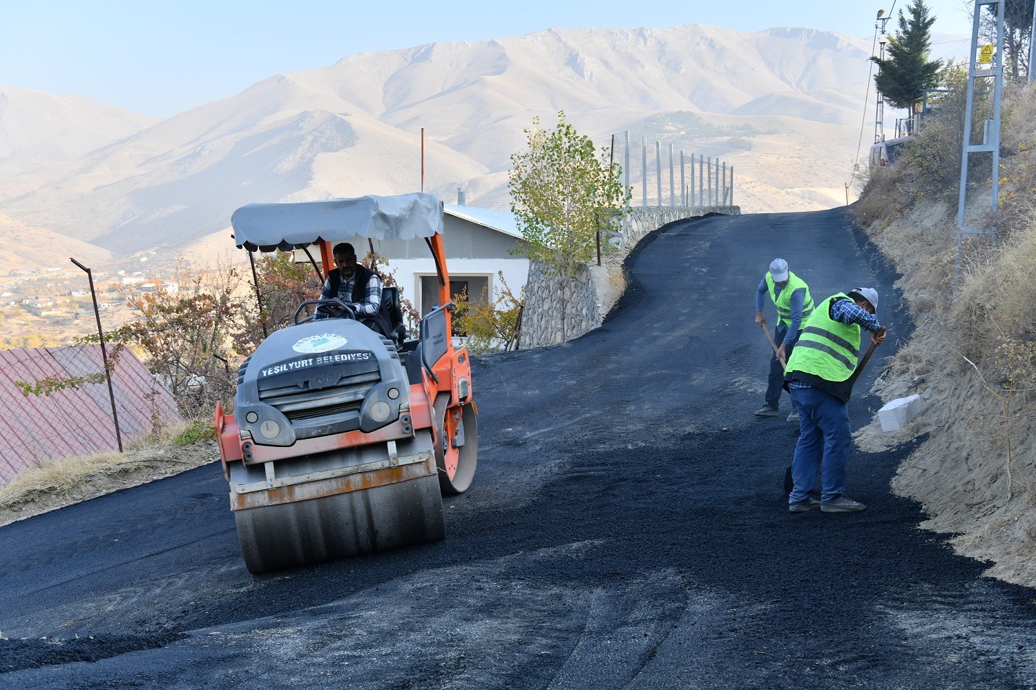 YEŞİLYURT BELEDİYESİ, BANAZI’NIN YOLLARINI YENİLİYOR