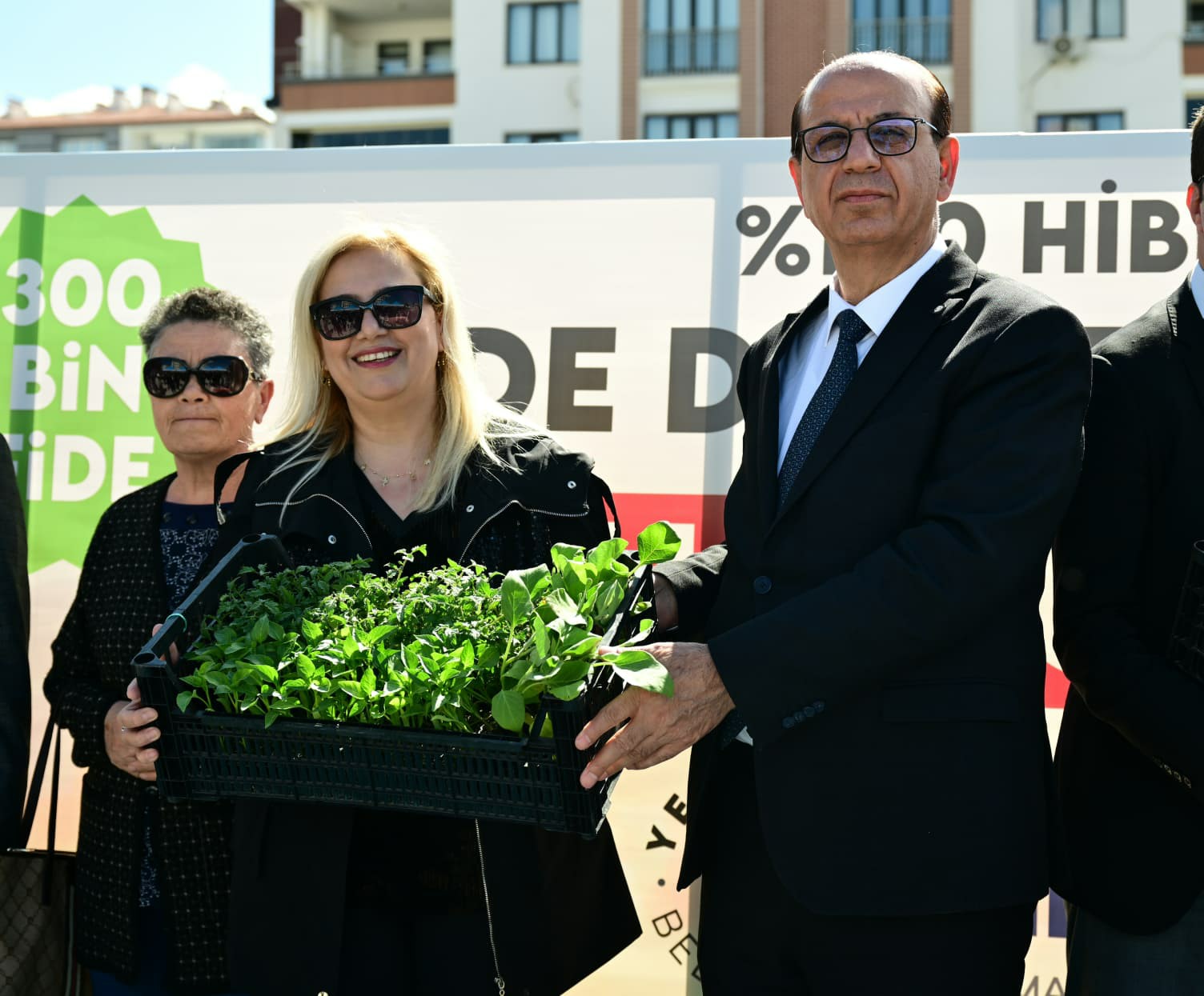 Yeşilyurt Belediyesi Çiftçinin Yanında: 300 Bin Sebze Fidesi Desteği.