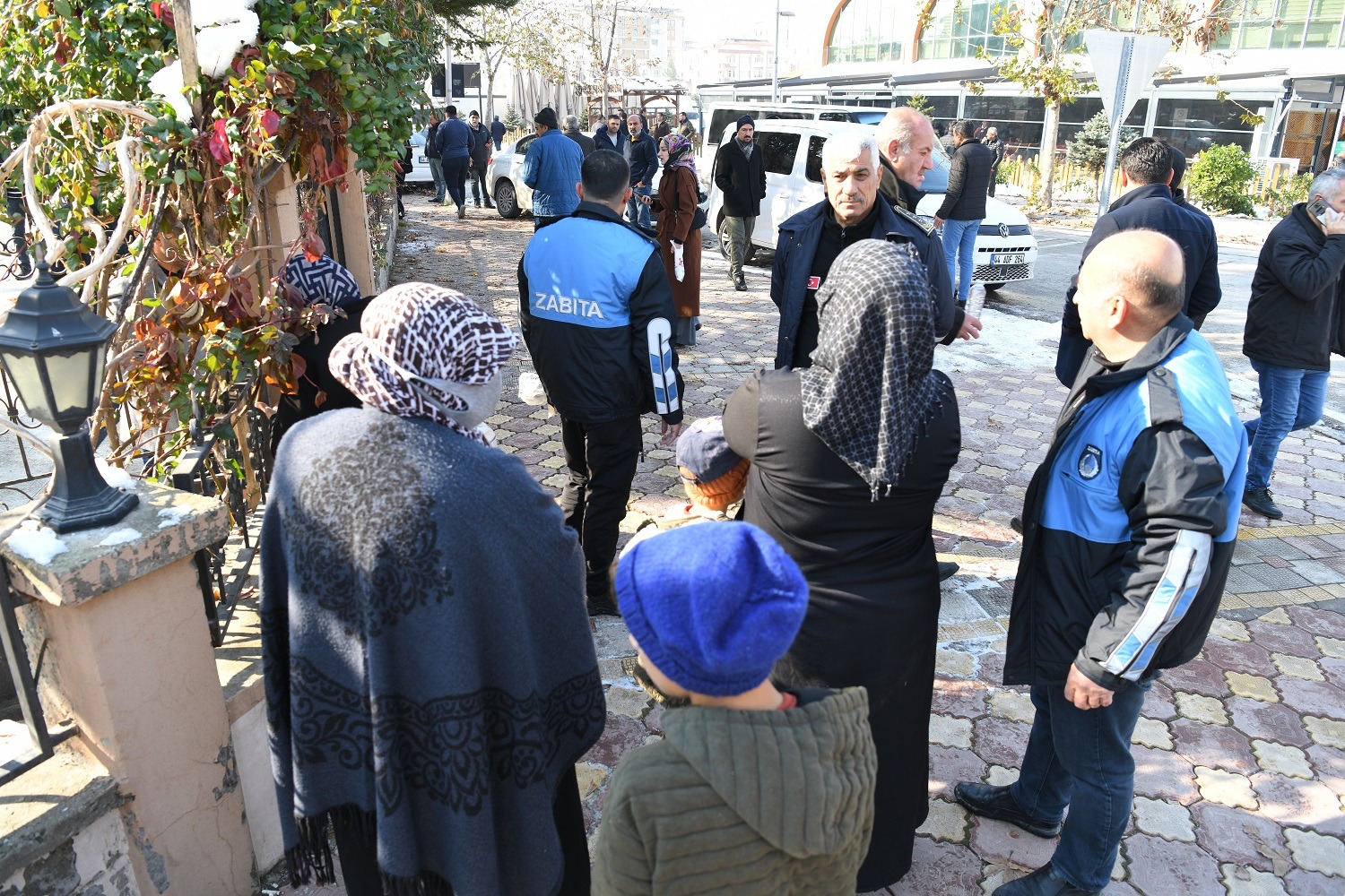 YEŞİLYURT BELEDİYESİ ZABITA MÜDÜRLÜĞÜ EKİPLERİ, DİLENCİLERE GÖZ AÇTIRMIYOR!