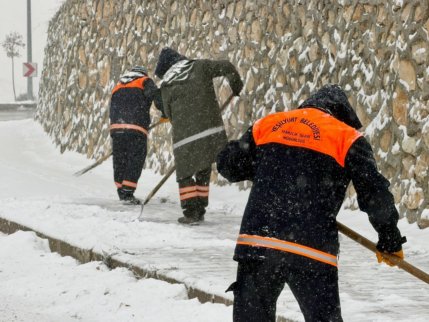 Yeşilyurt’ta Kış Mesaisi: Yol Açma ve Tuzlama Çalışmaları Sürüyor