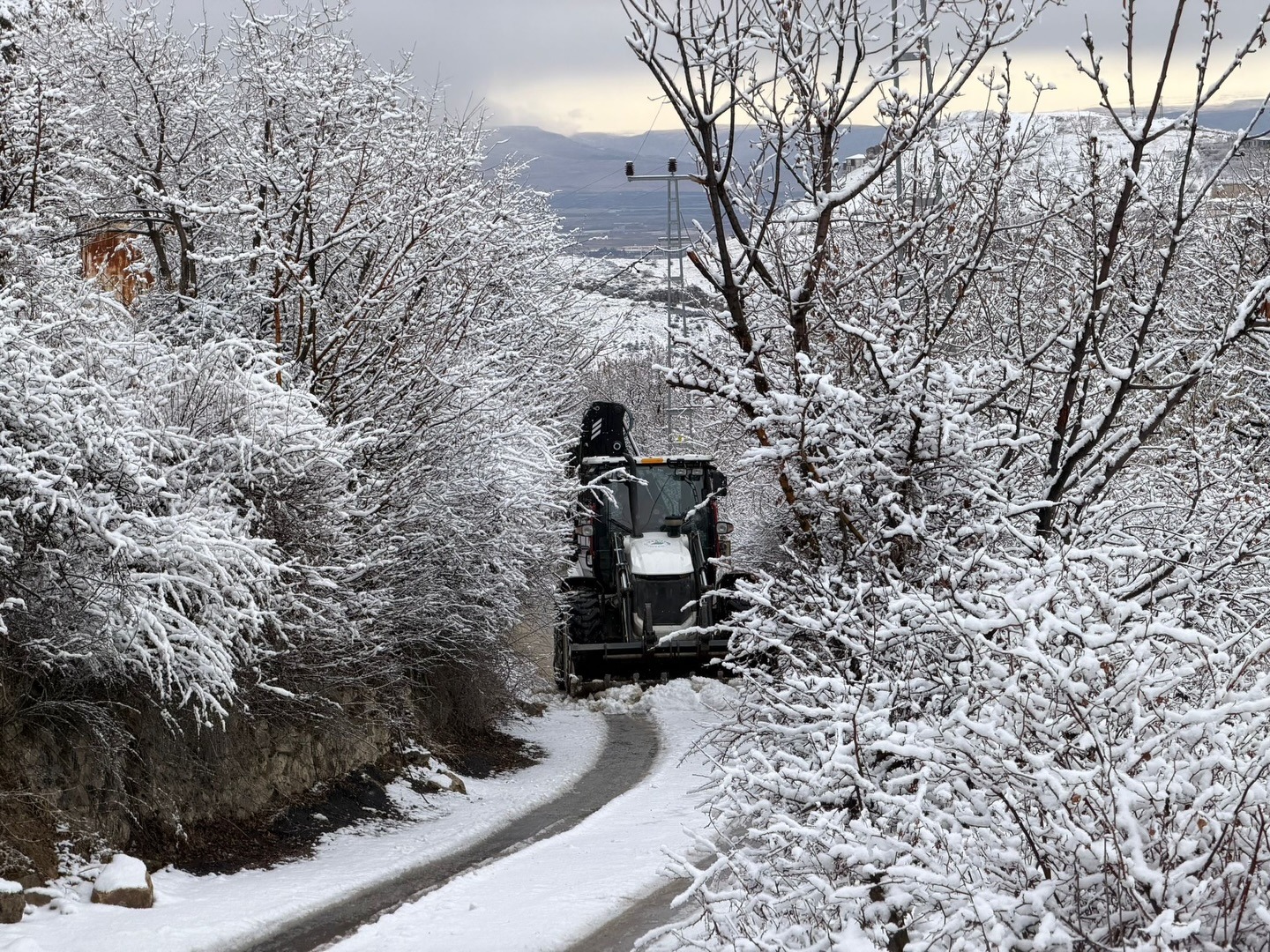 Yeşilyurt’ta Kış Seferberliği: Ekipler Karla Mücadelede Teyakkuzda