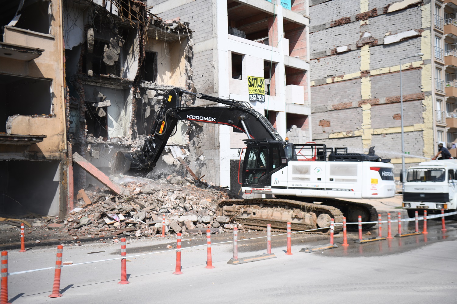 Yeşilyurt’ta Tehlike Saçan Yapılara Müdahale.