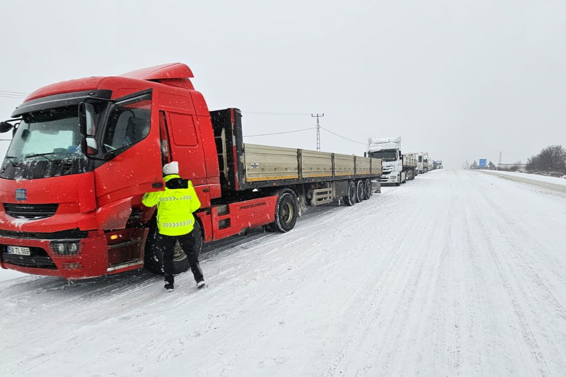 Yoğun Kar Yağışında Devlet Sahada: Güvenlik Güçleri Görev Başında