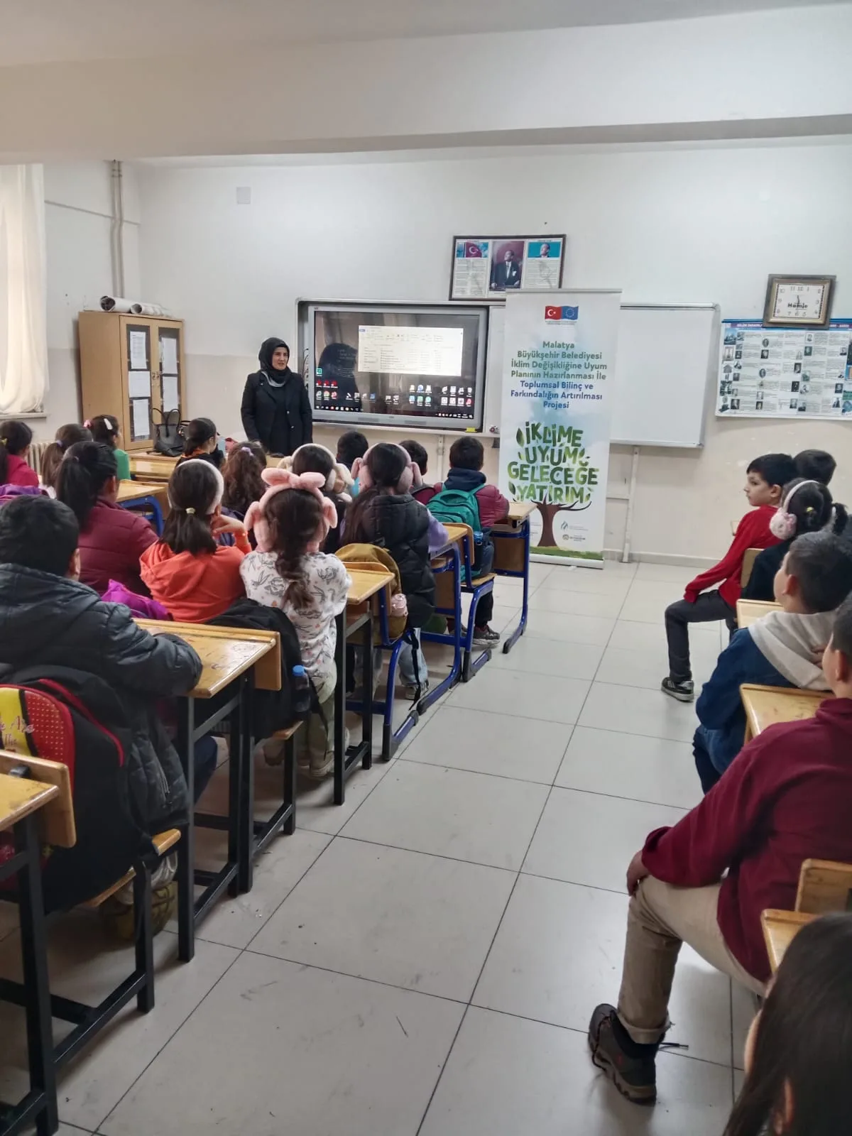 Büyükşehir Belediyesi, okullarda ‘İklim Değişikliği ve Sıfır Atık’ı anlatıyor.