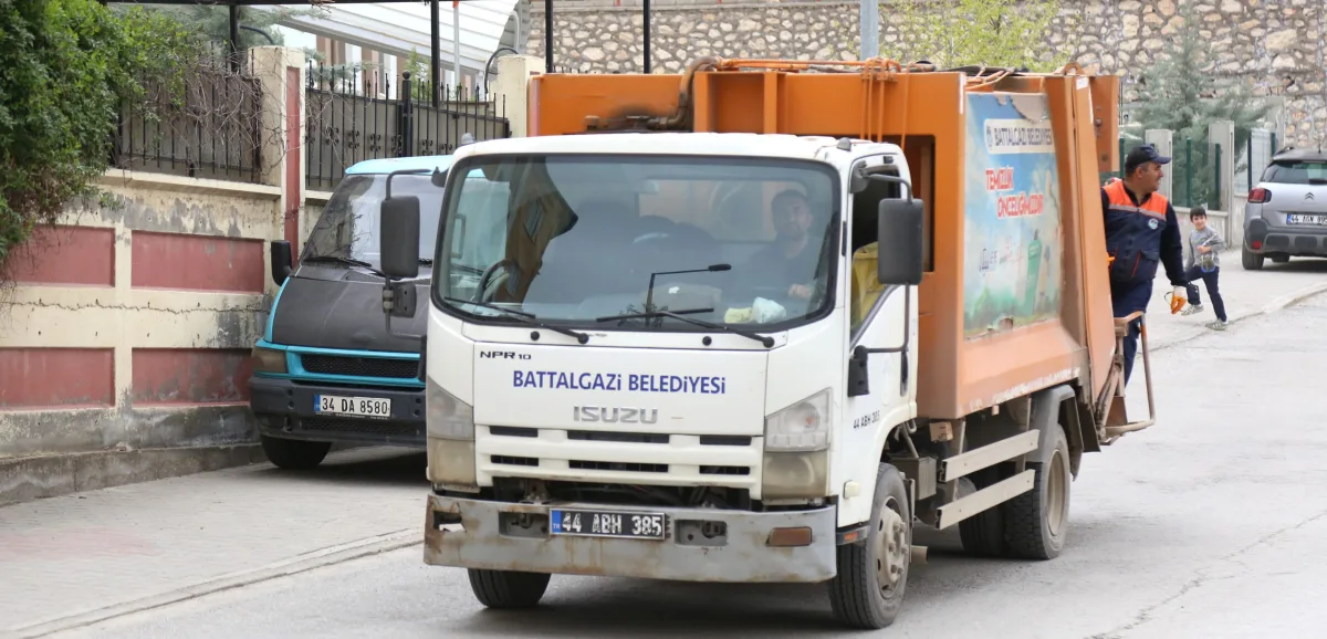 BATTALGAZİ’DE TEMİZLİK SEFERBERLİĞİ SÜRÜYOR