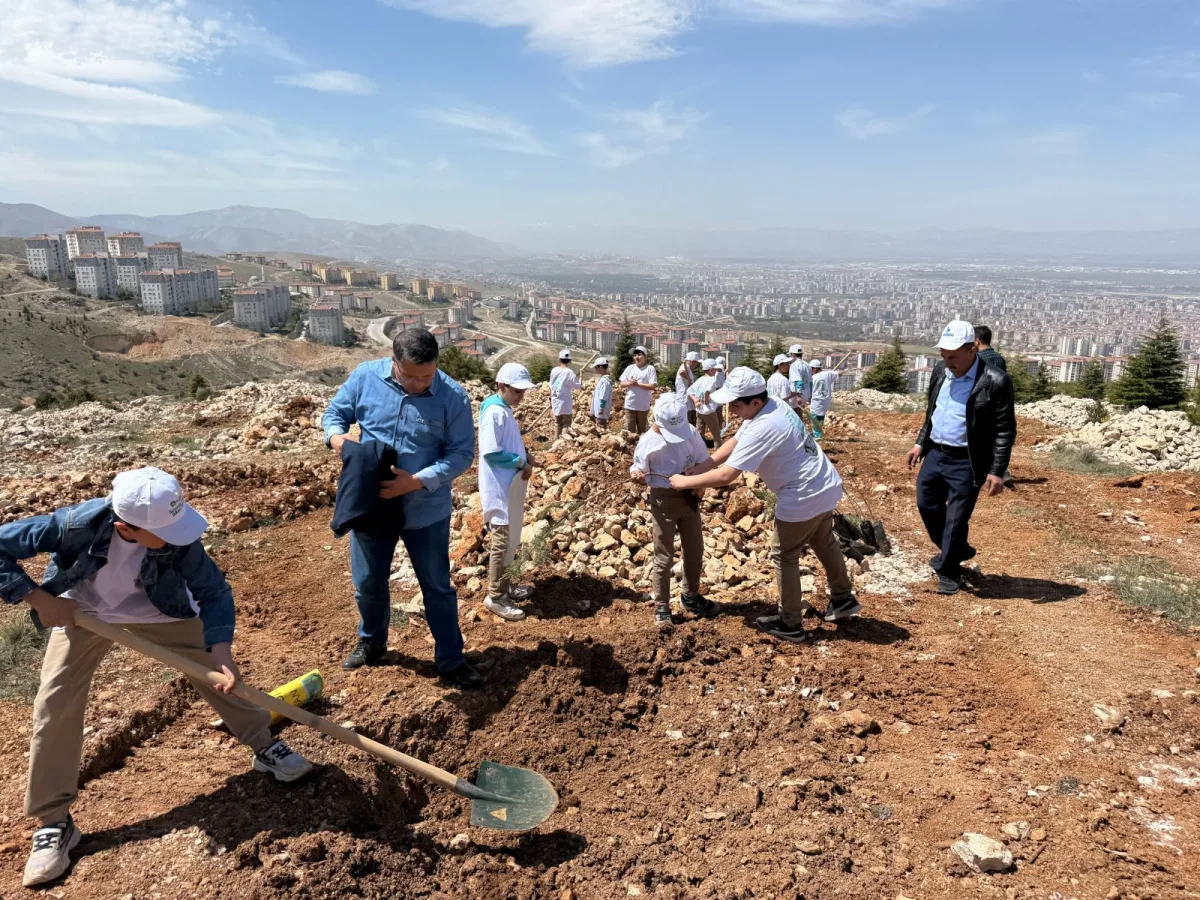 Malatya Büyükşehir Belediyesi’nden Fidan Dikimiyle Çevreye Duyarlı Adımlar Atılıyor.