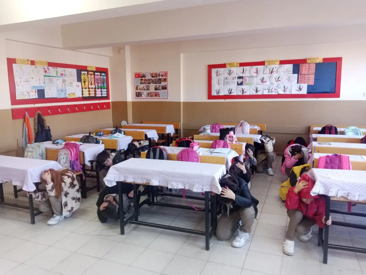 İlimizde Okullarda Eş Zamanlı Tahliye Tatbikatları Gerçekleştirildi