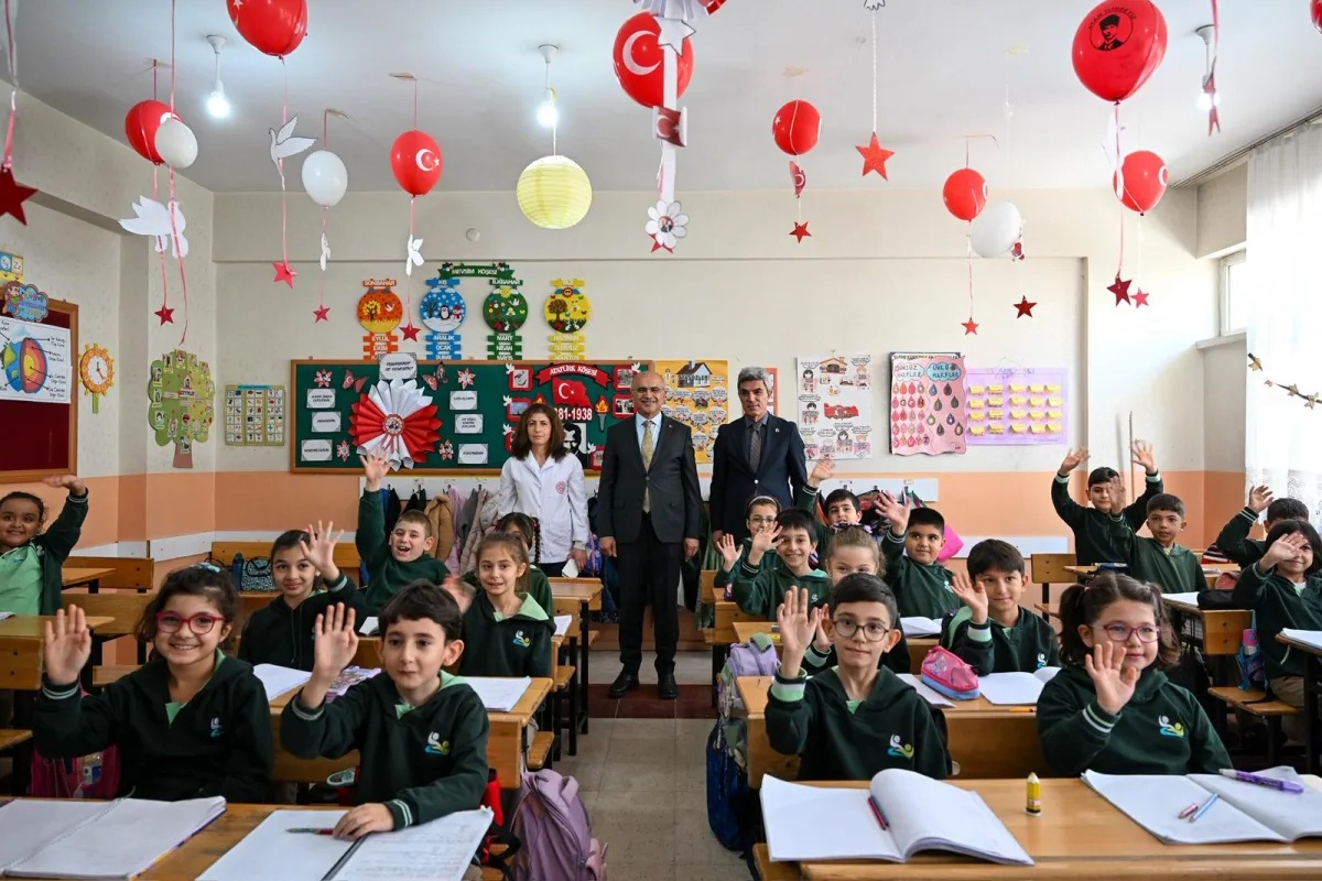 İlkokul Öğrencileriyle Bir Araya Gelen Büyükşehir Belediye Başkanı Sami Er;
