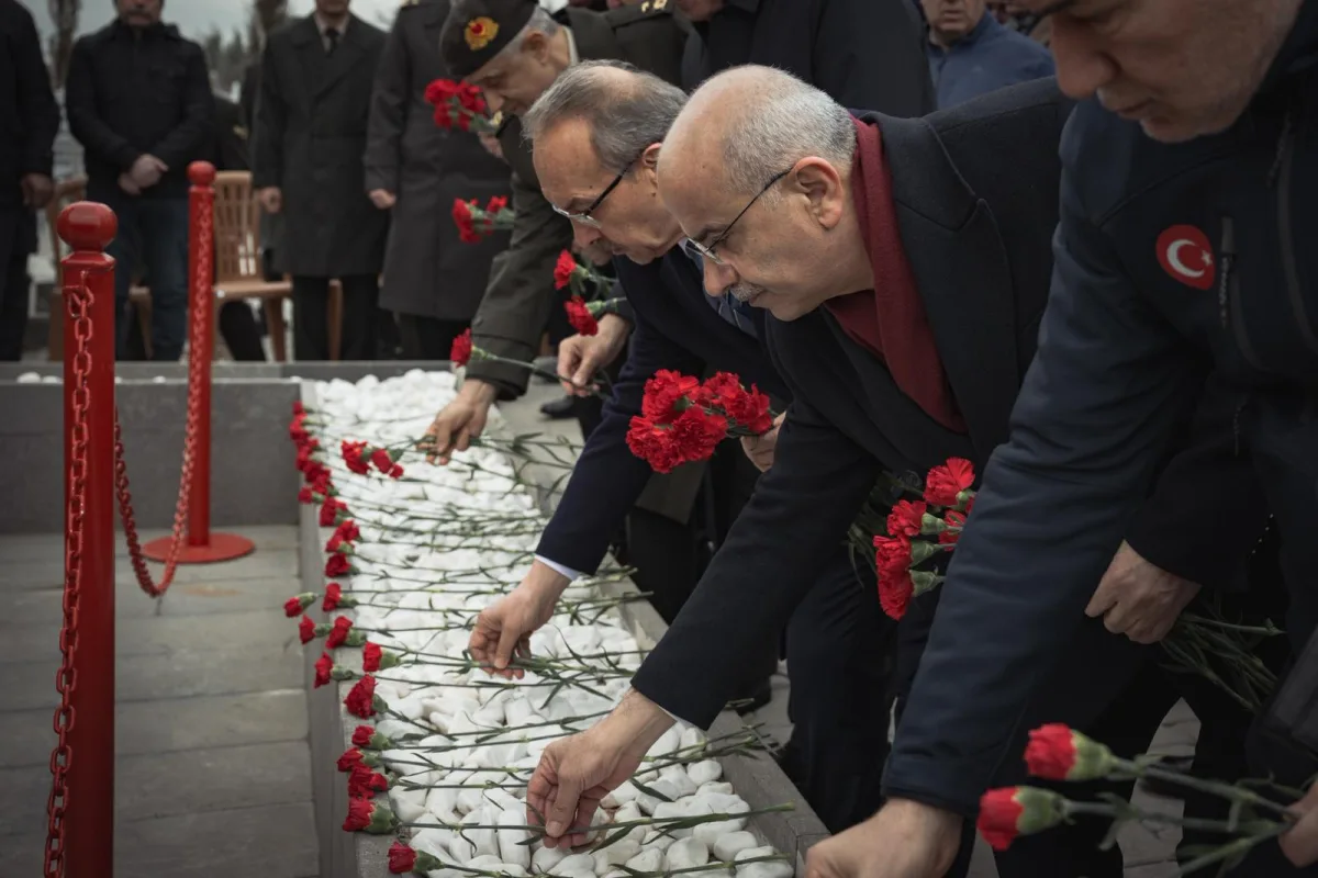 Başkan Er Deprem Şehitlerini Andı: “Bu Acı Unutulmaz, Bu Hesap Kapanmaz