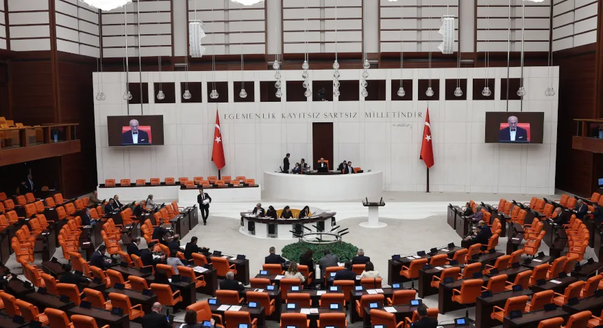 TBMM’den Tarihi Karar: Doğum İzni 24 Haftaya Çıktı, 15 Yaş Altına Sosyal Medya Yasağı.