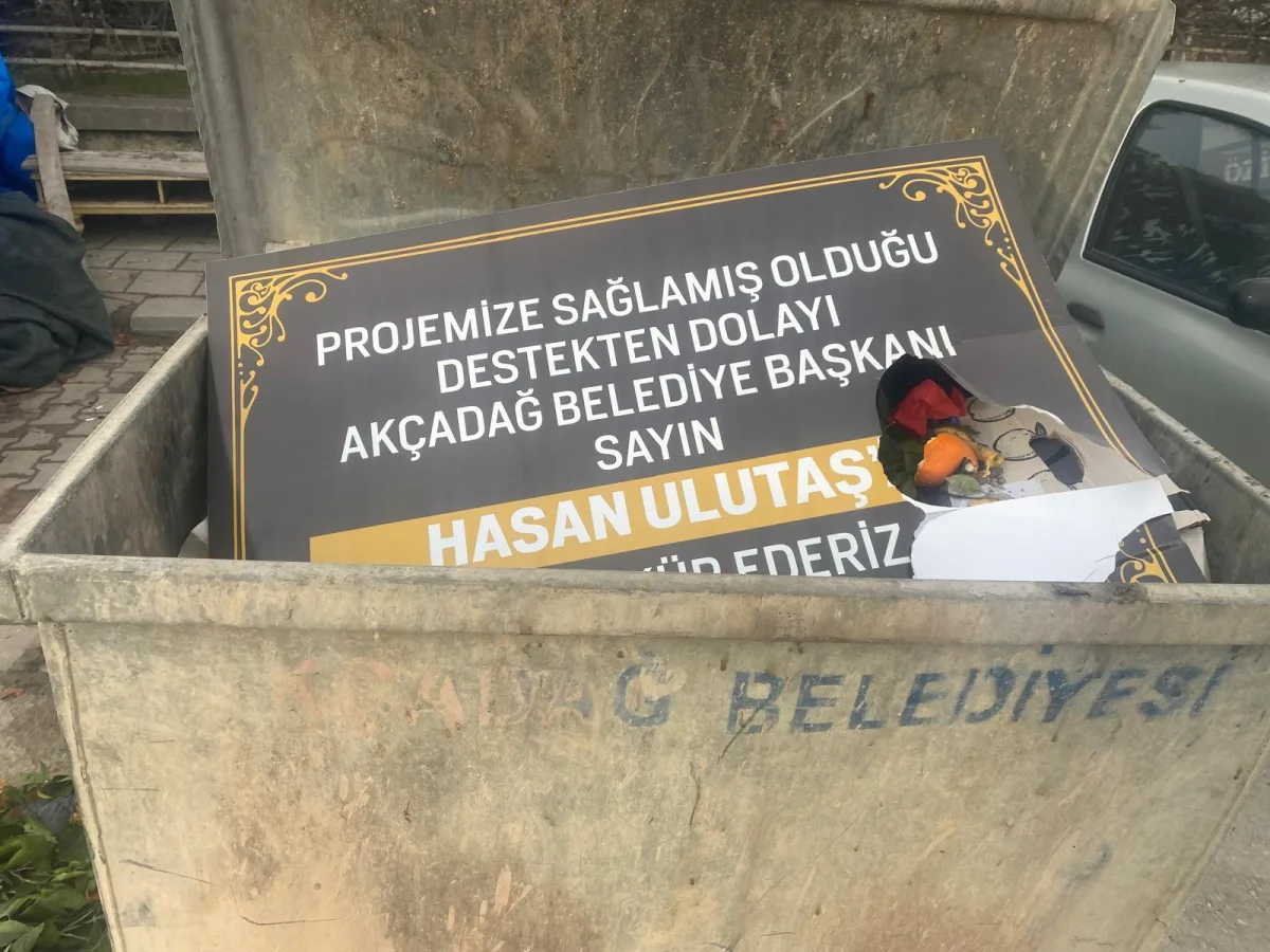Akçadağ’da Tartışma Yaratan Görüntü: Başkan’a Teşekkür Panosu Çöpe Atıldı.