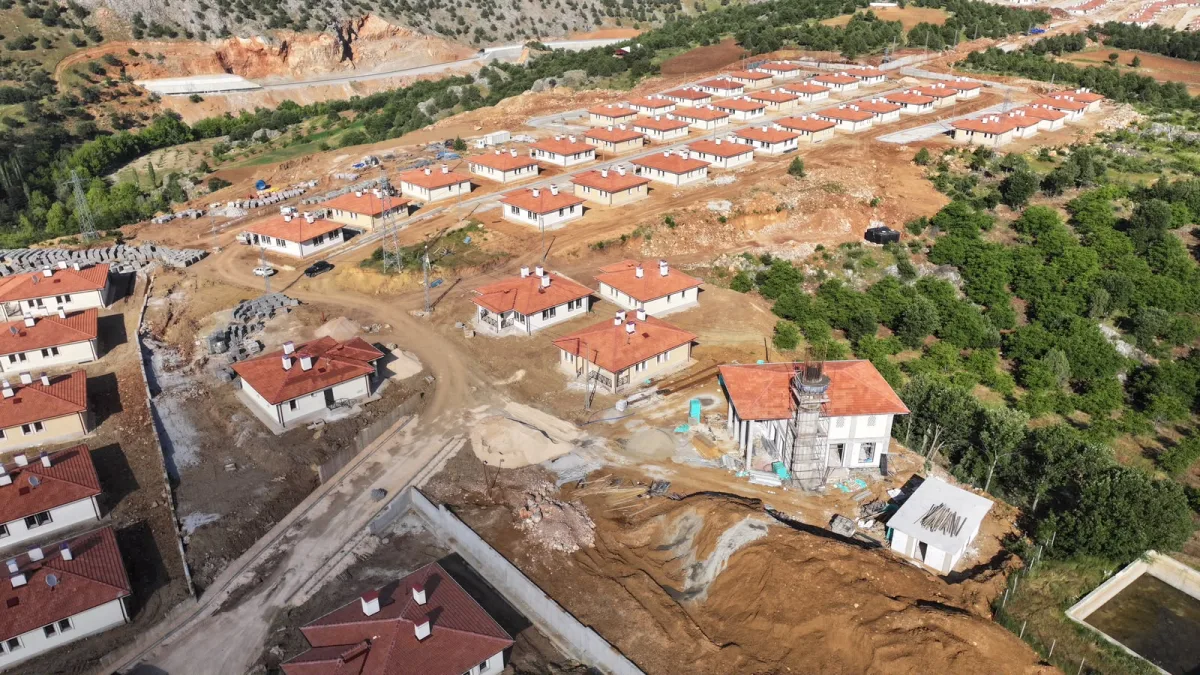 Başkan Er’den Doğanşehir Çıkarması: Deprem Konutları İncelendi, Yeni Hizmetler Açıldı.