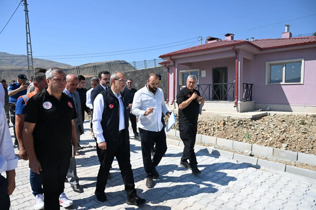 Vali Seddar Yavuz Kale’de Vatandaş ve Esnafla Buluştu.
