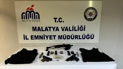 Malatya’da Aranan 4 Şahıs Yakalandı: Silah, Mühimmat ve Uyuşturucu Ele Geçirildi.